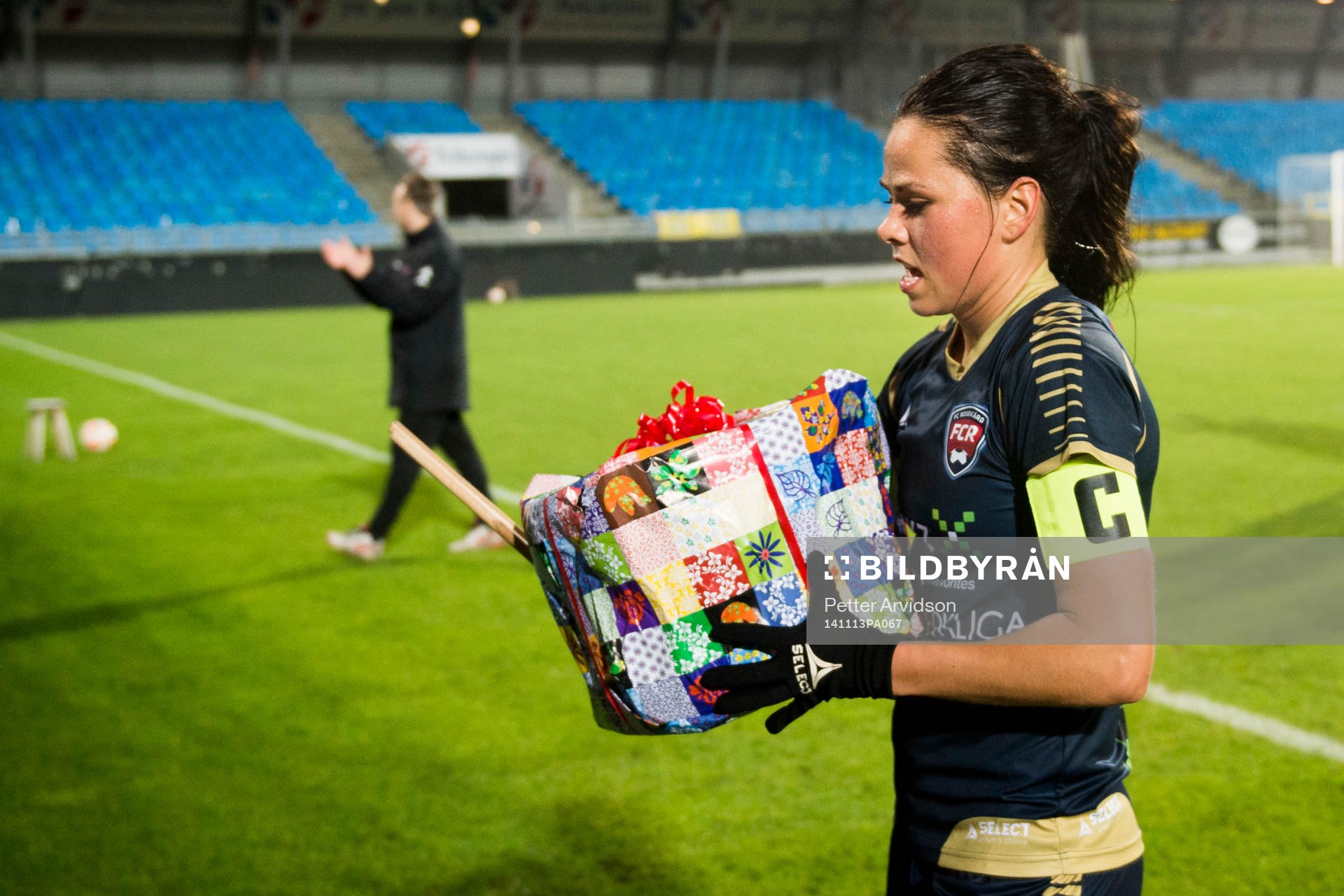 Rosengårds Sara Björk Gunnarsdottir lämnar över en