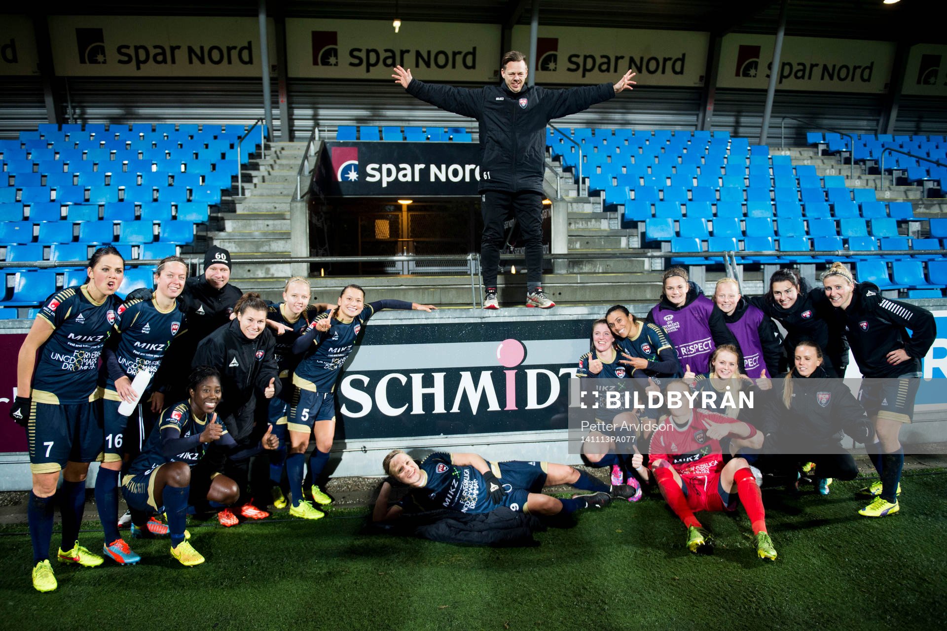 Rosengårds spelare och tränare Markus Tilly (m) hyllar
