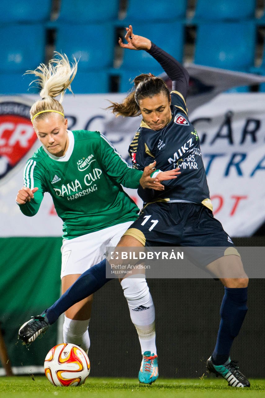 Fortuna Hjørrings Line Jensen i kamp med Rosengårds Marta Viera Da Silva under fotbollsmatchen i Champions League mellan Fortuna Hjørring och FC Rosengård den 13 november 2014 i Ålborg.