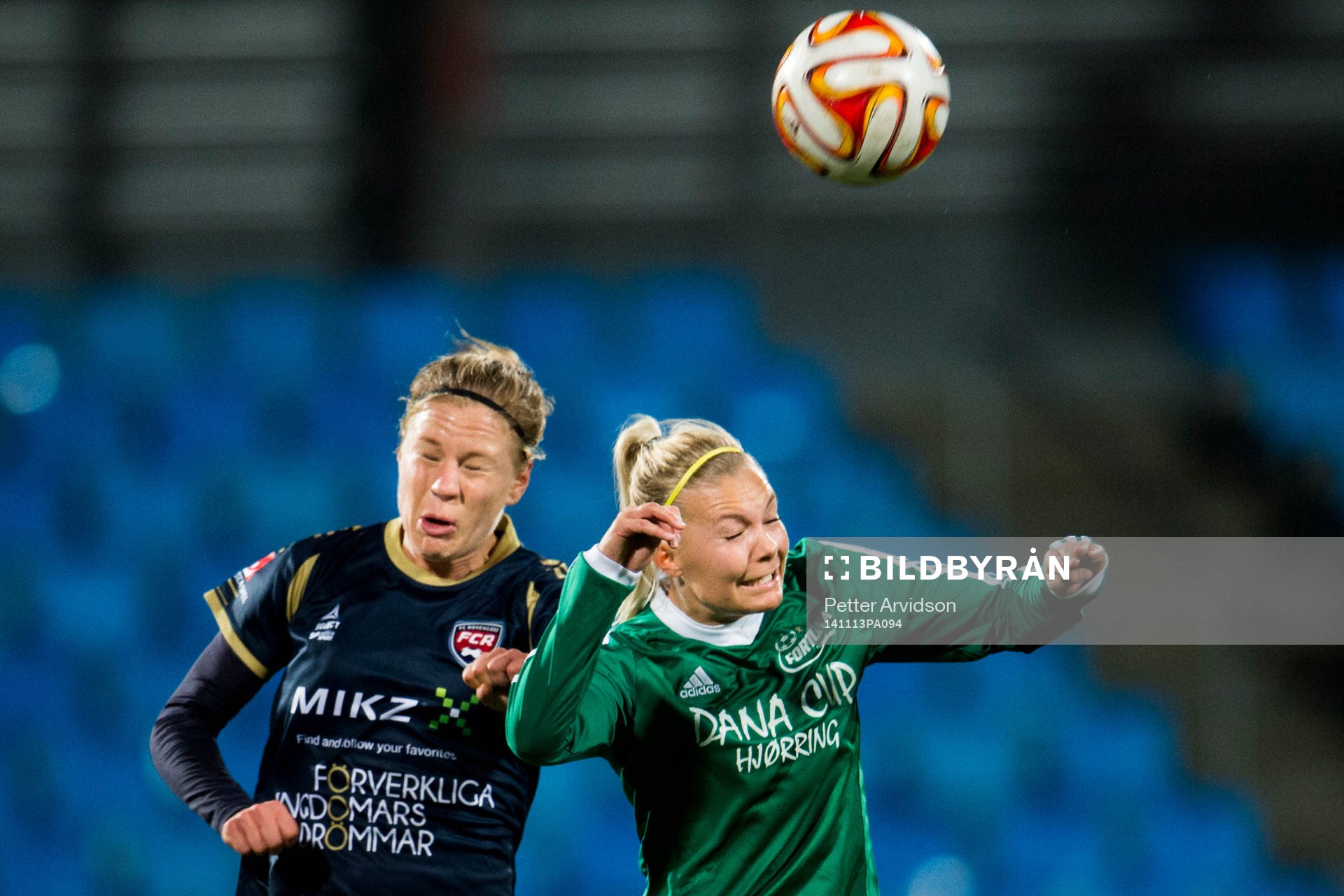 Rosengårds Katrin Schmidt i nickduell med Fortuna Hjørrings Line Jensen under fotbollsmatchen i Champions League mellan Fortuna Hjørring och FC Rosengård den 13 november 2014 i Ålborg.
