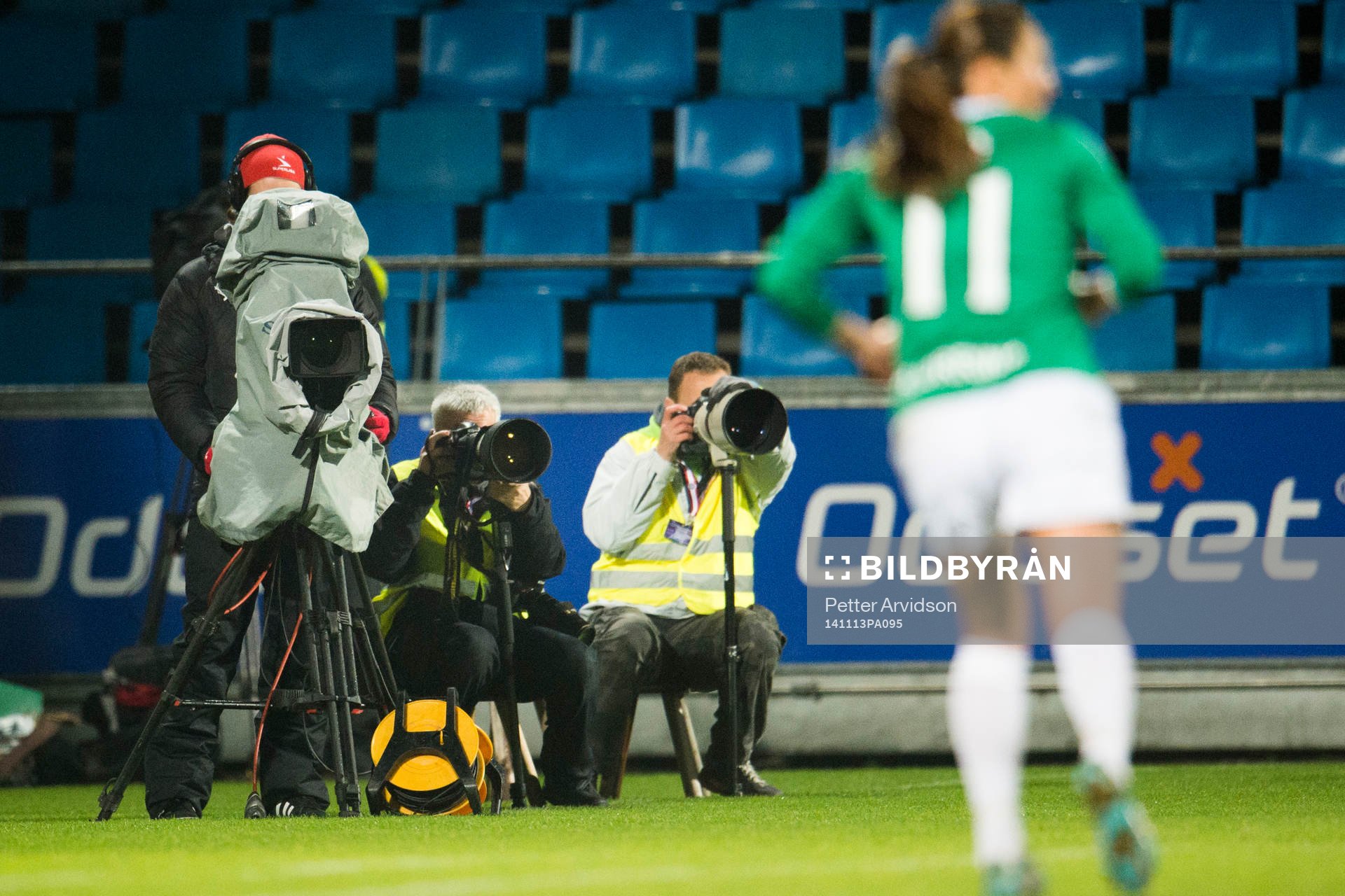 TV och stillbilds fotografer bevakar fotbollsmatchen i