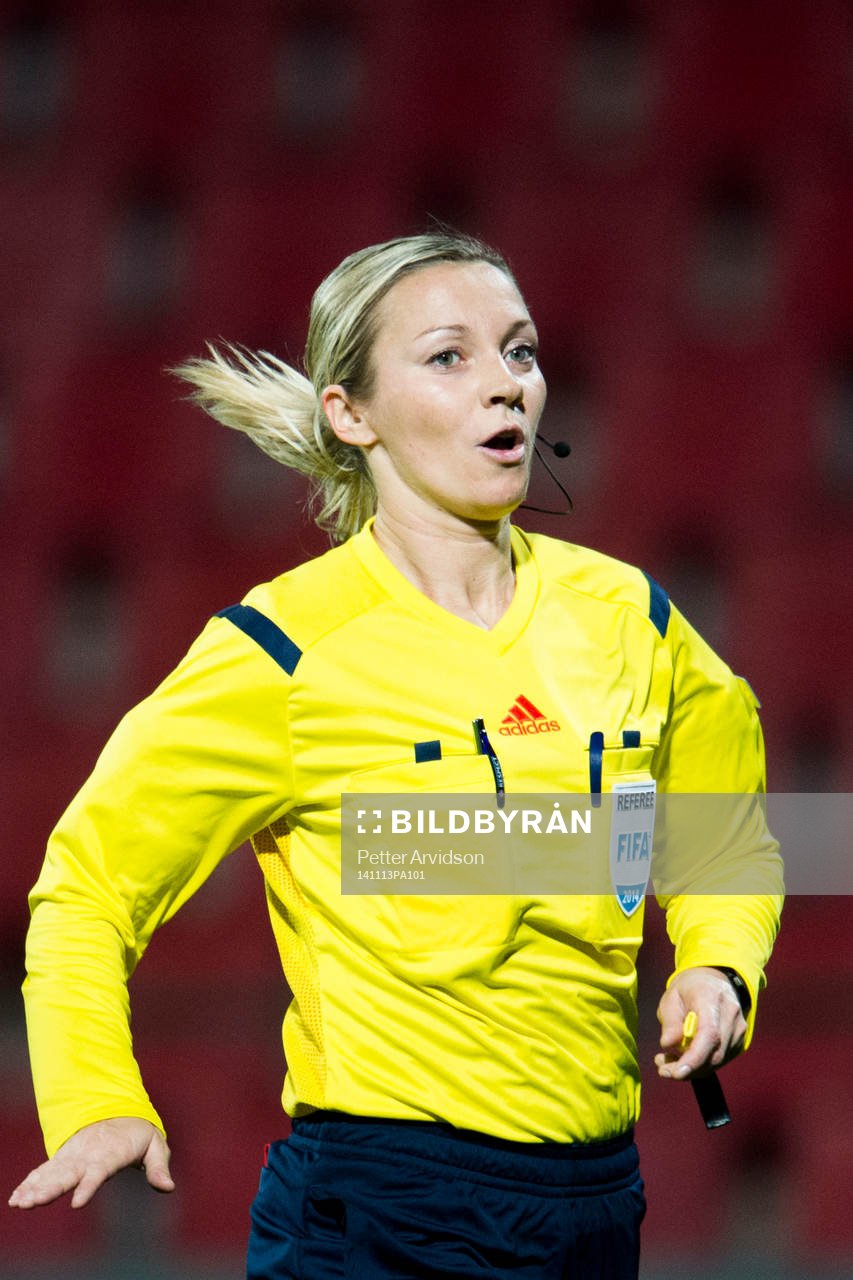 Domare Monika Mularczyk under fotbollsmatchen i Champions League mellan Fortuna Hjørring och FC Rosengård den 13 november 2014 i Ålborg.
