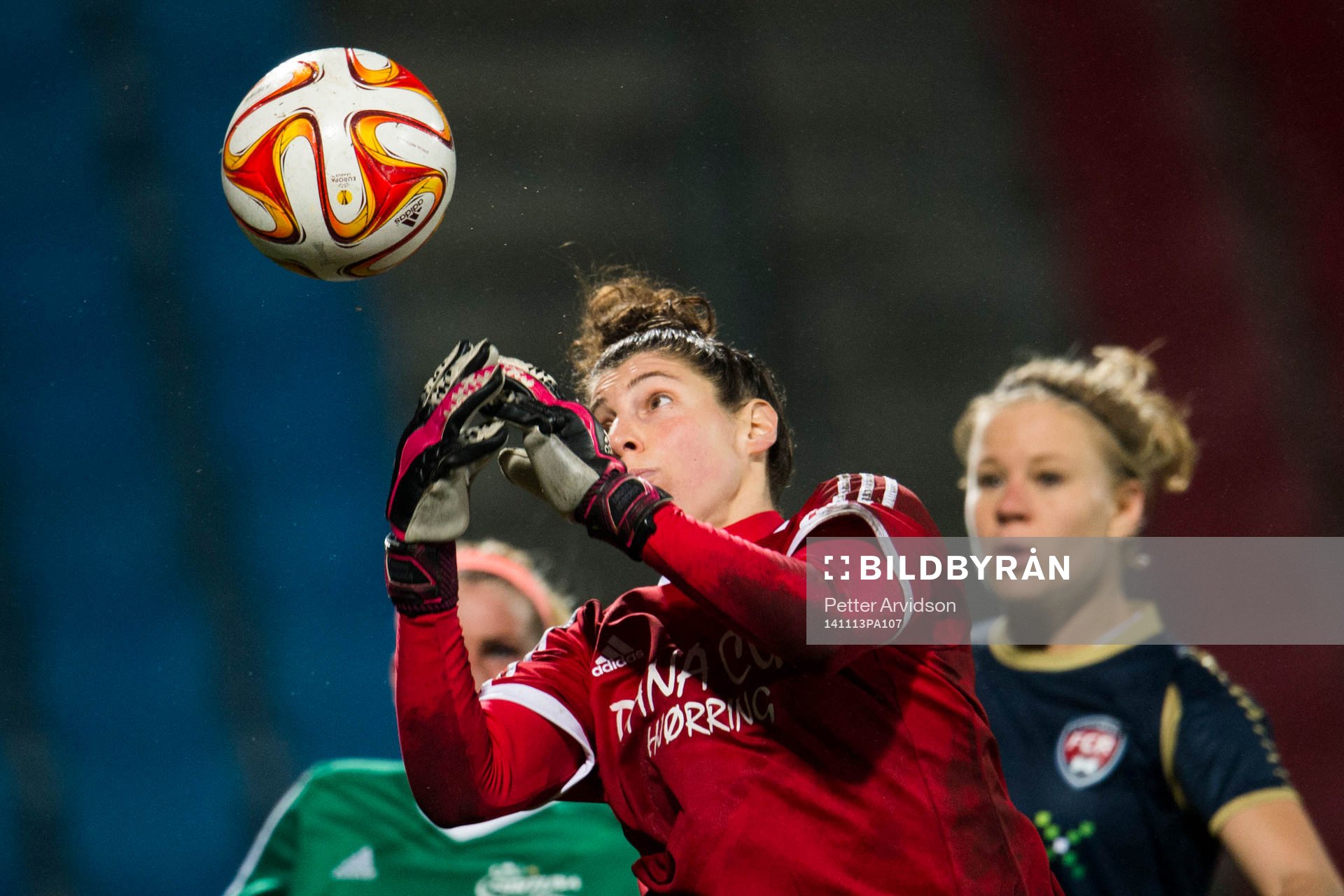 Fortuna Hjørrings målvakt Michelle Botos tappar bollen