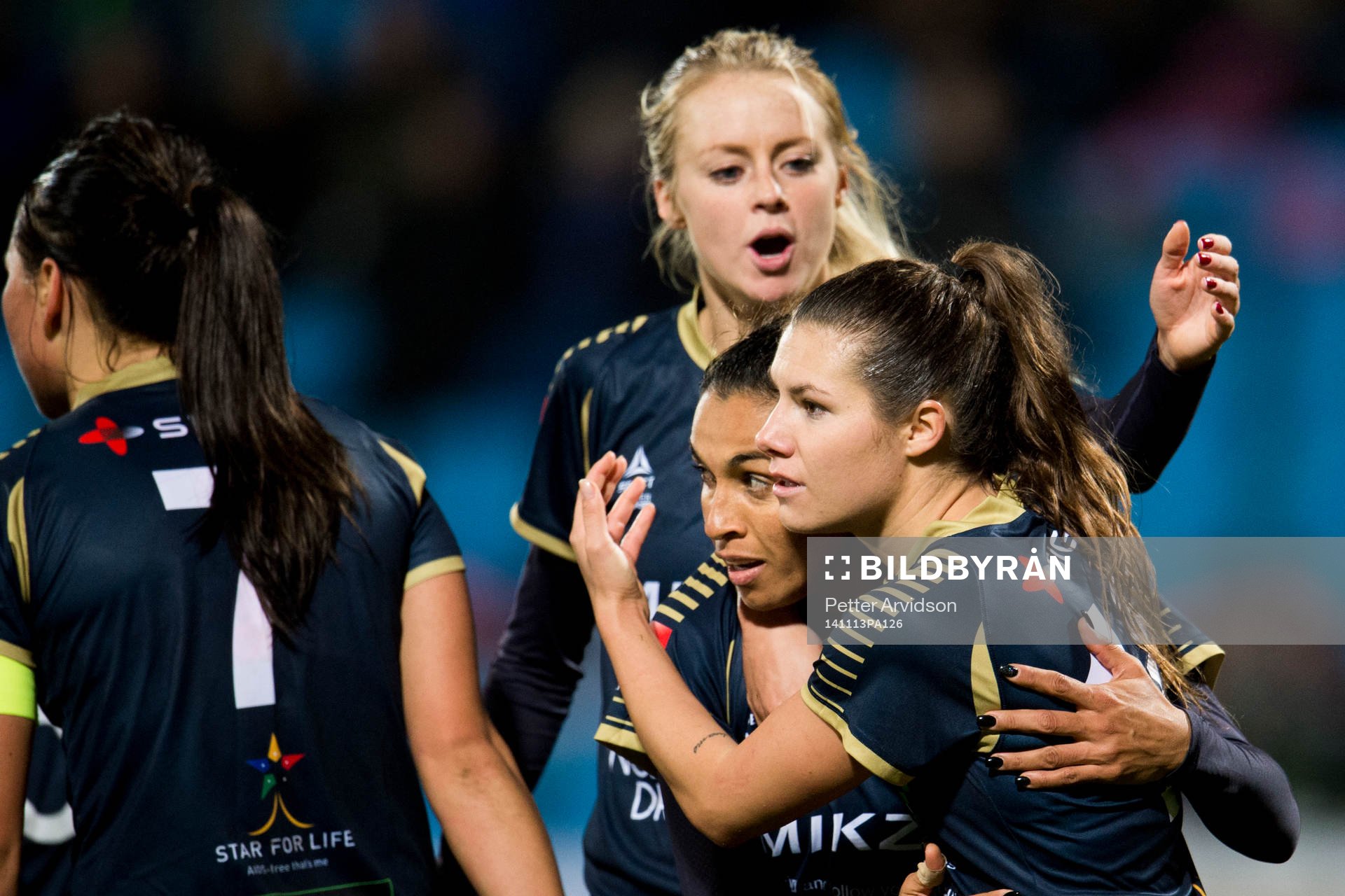 Rosengårds Marta Viera Da Silva kramas om av Ramona