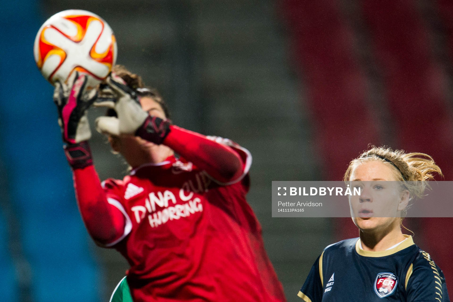 Fortuna Hjørrings målvakt Michelle Botos tappar bollen