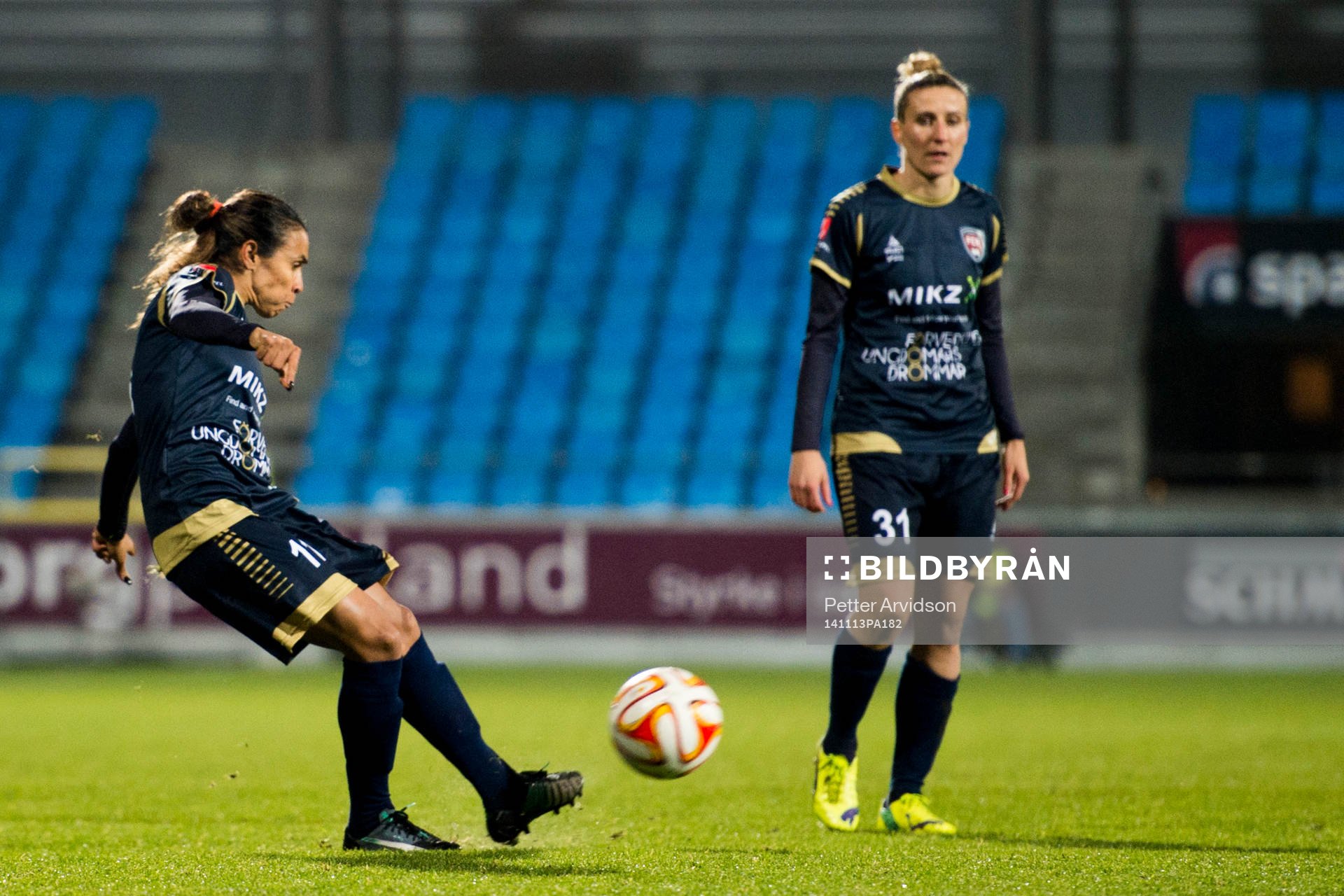 Rosengårds Marta Viera Da Silva slår en frispark och Anja