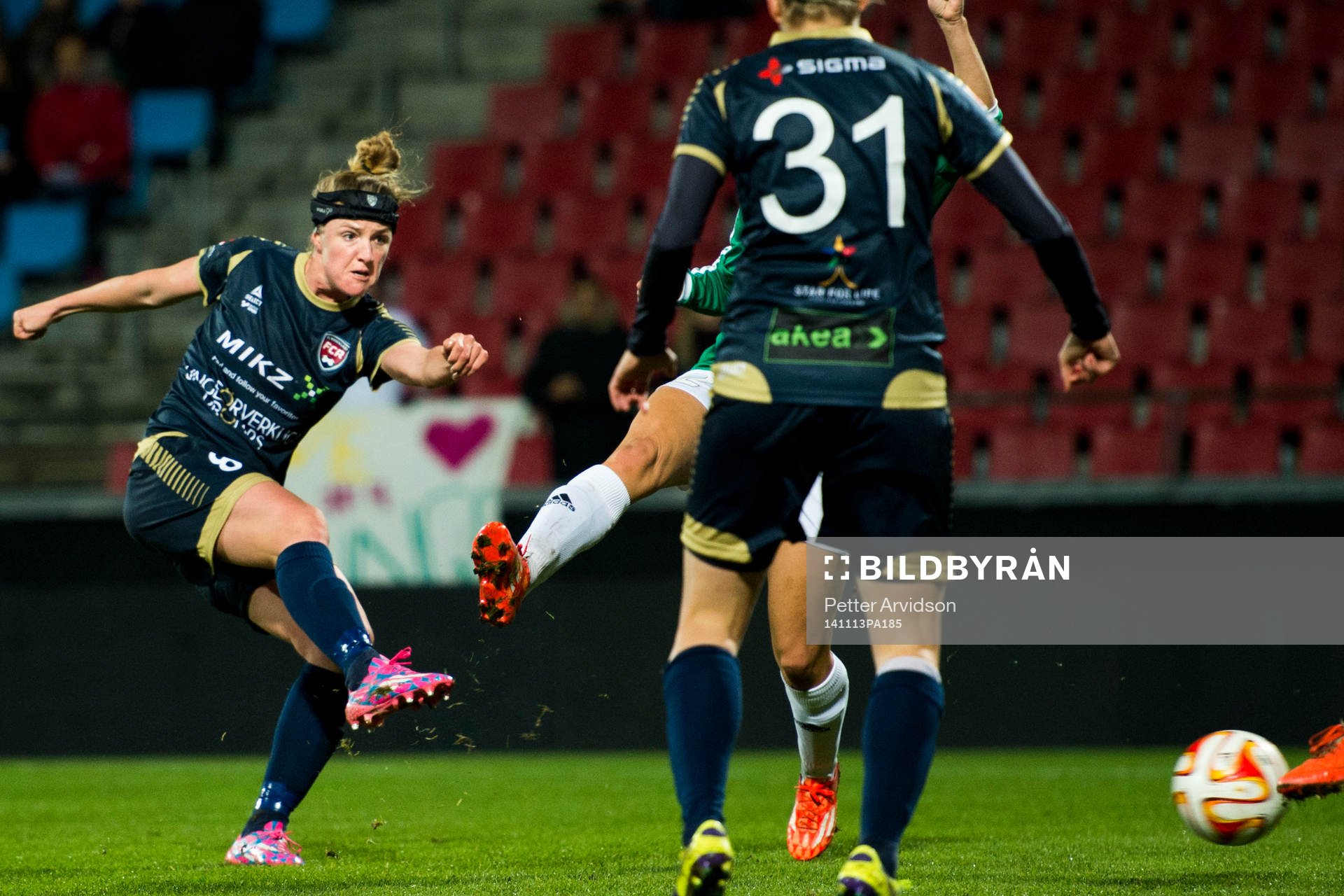 Rosengårds Kirsten Van De Ven testar skott