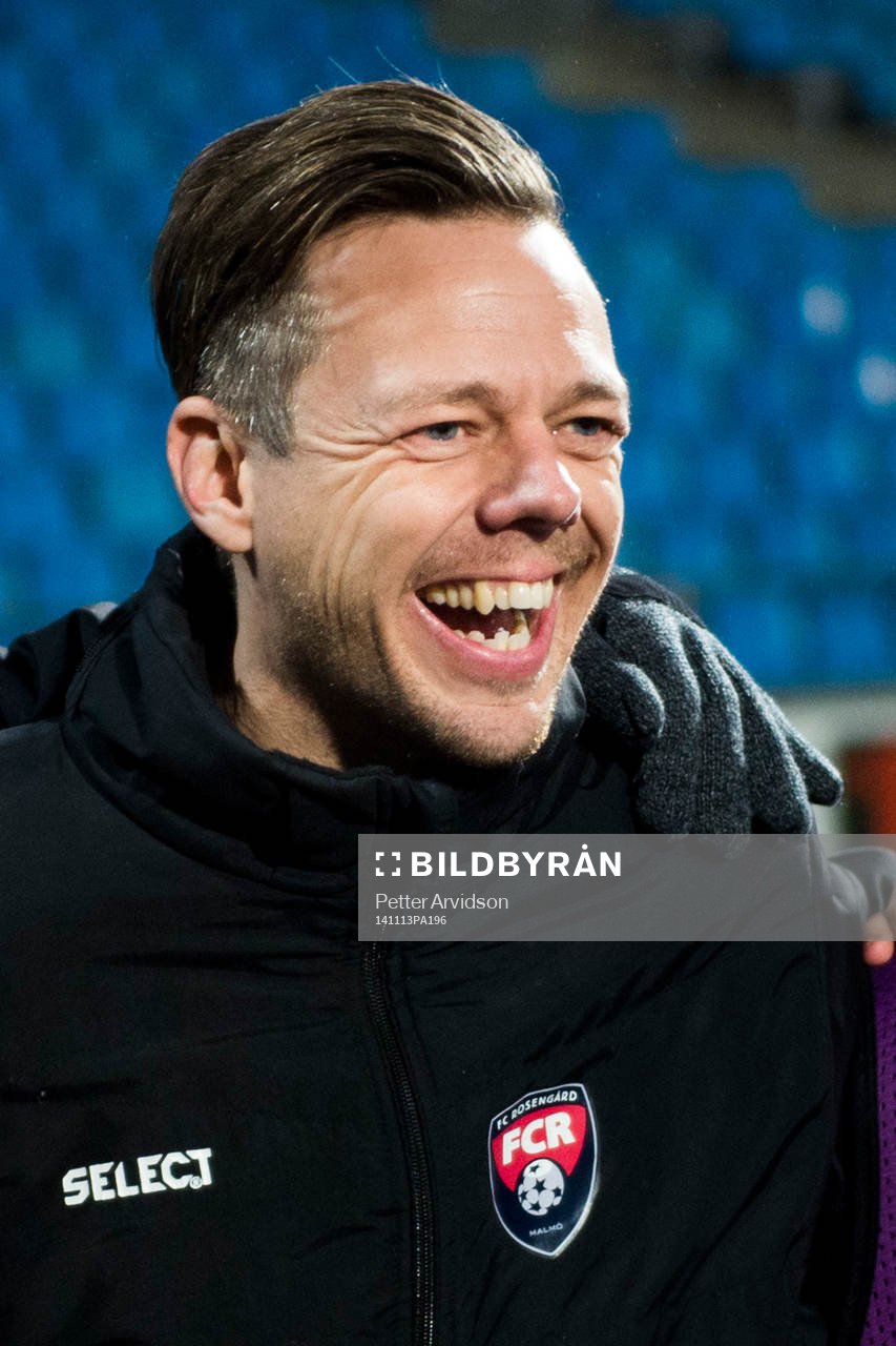 Rosengårds tränare Markus Tilly skrattar