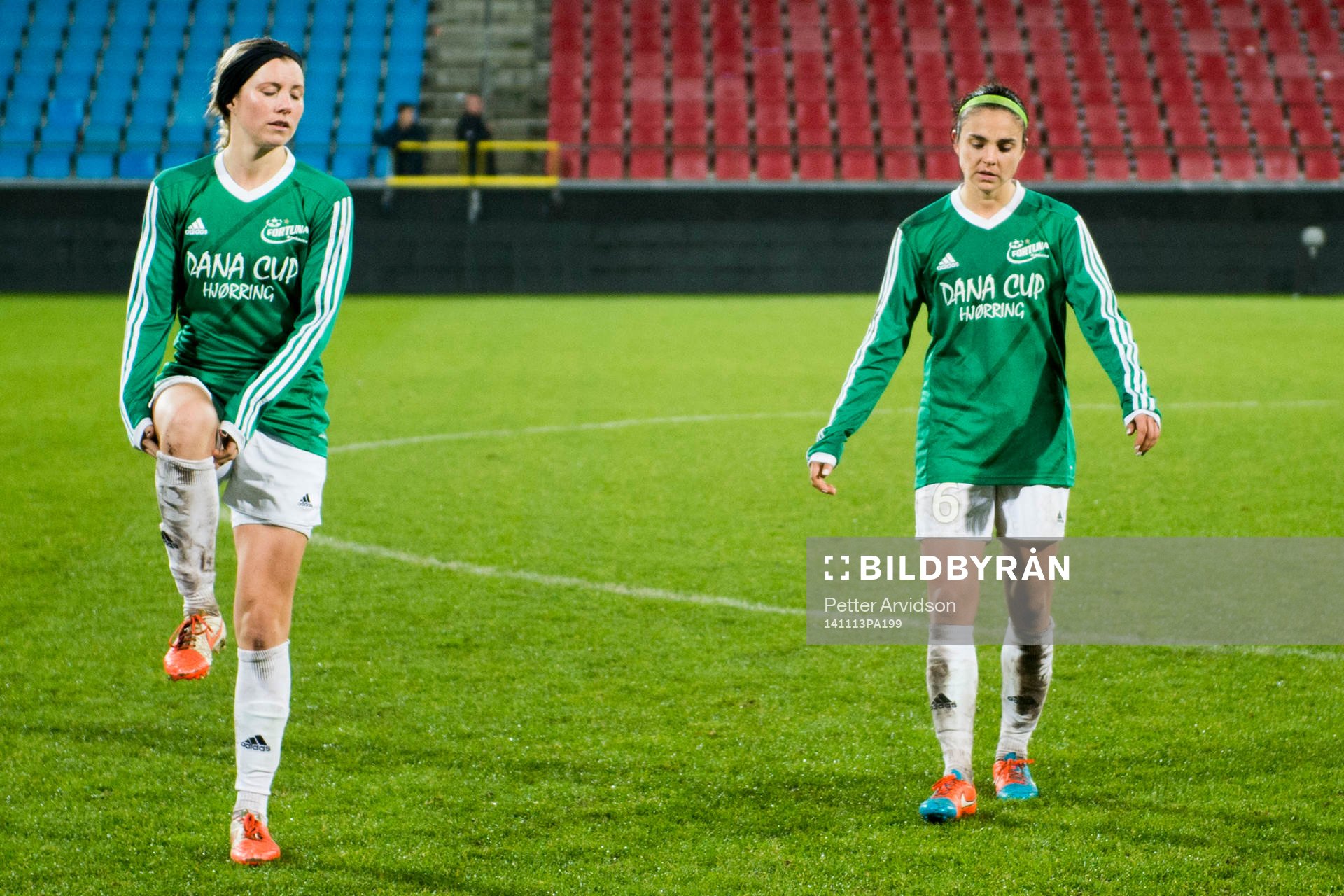 Fortuna Hjørrings Taryn Hemmings och Janelle Cordia deppar