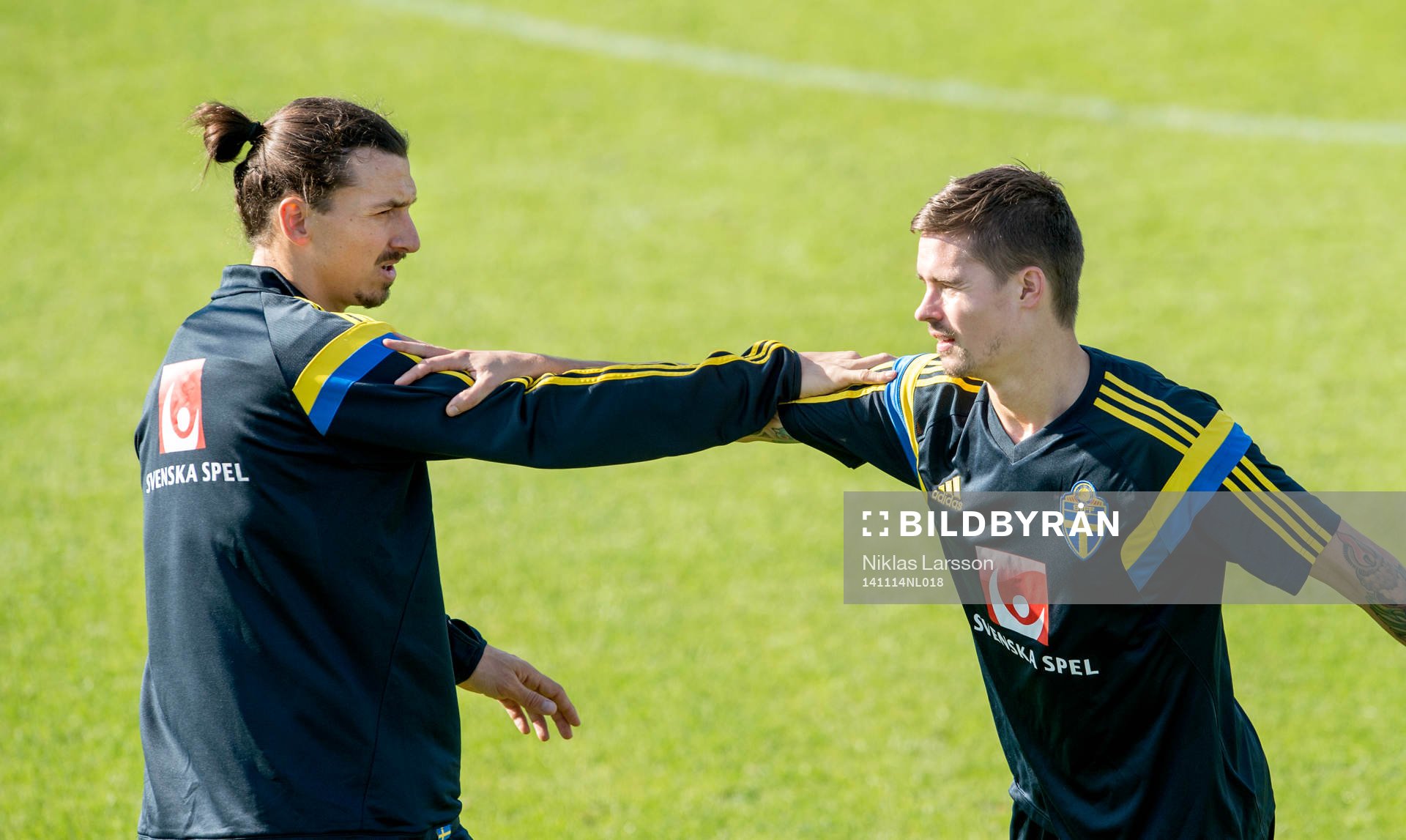 Sveriges Zlatan Ibrahimovic och Mikael Lustig