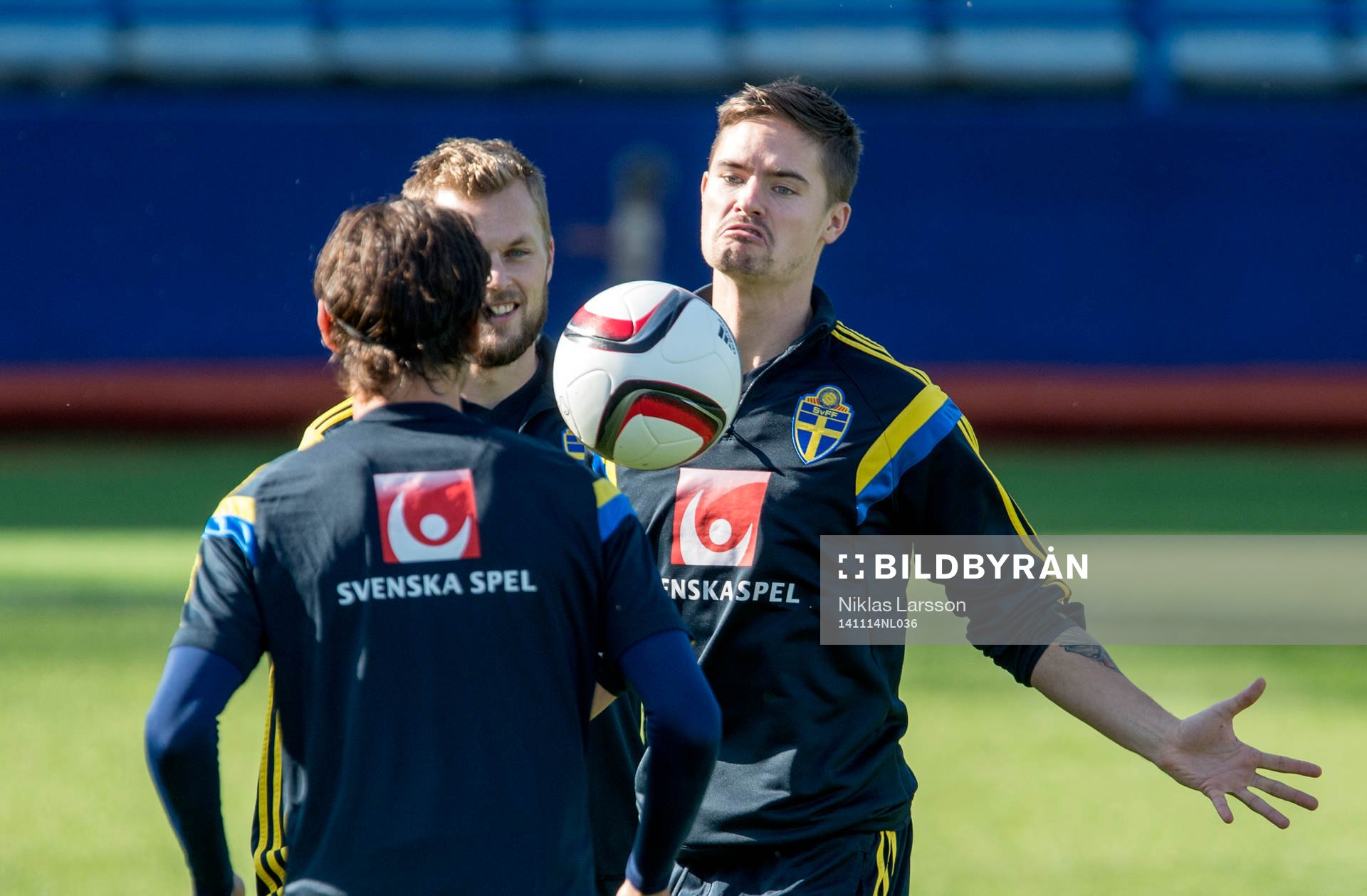 Sveriges Mikael Lustig under en träning med det Svenska fotbollslandslaget den 14 november 2014 i Podgorica.