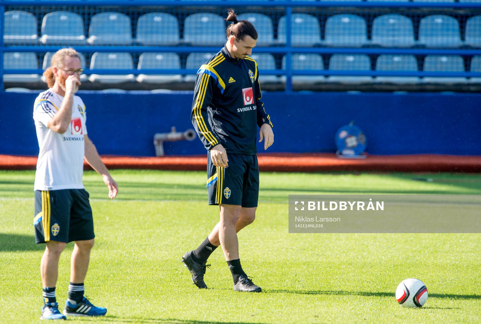 Sveriges Zlatan Ibrahimovic med sjukgymnast Richard Dahan