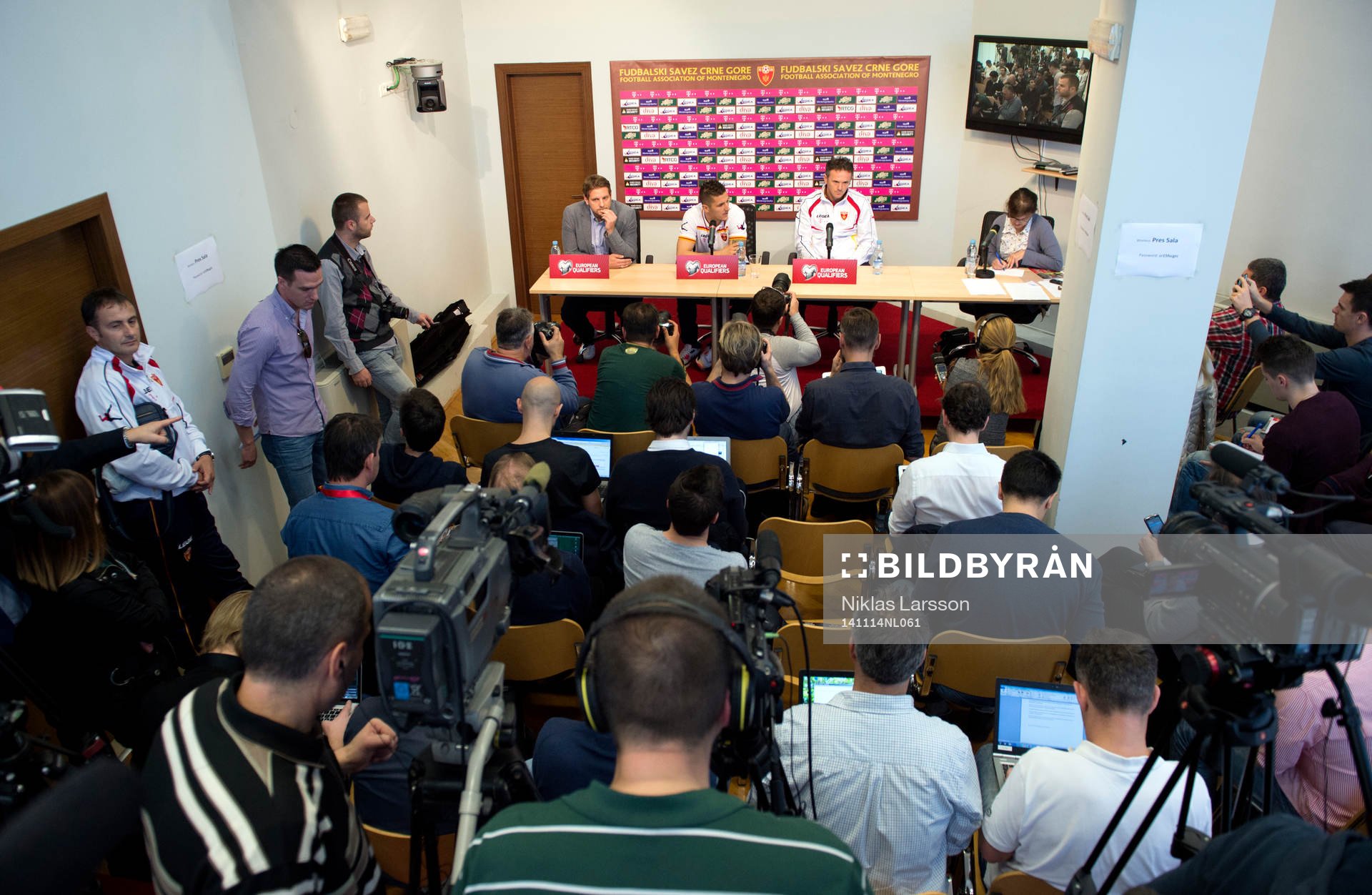  Montenegros Stevan Jovetic och Branko Brnovic, förbundskapten under en presskonferens den 14 november 2014 i Podgorica.