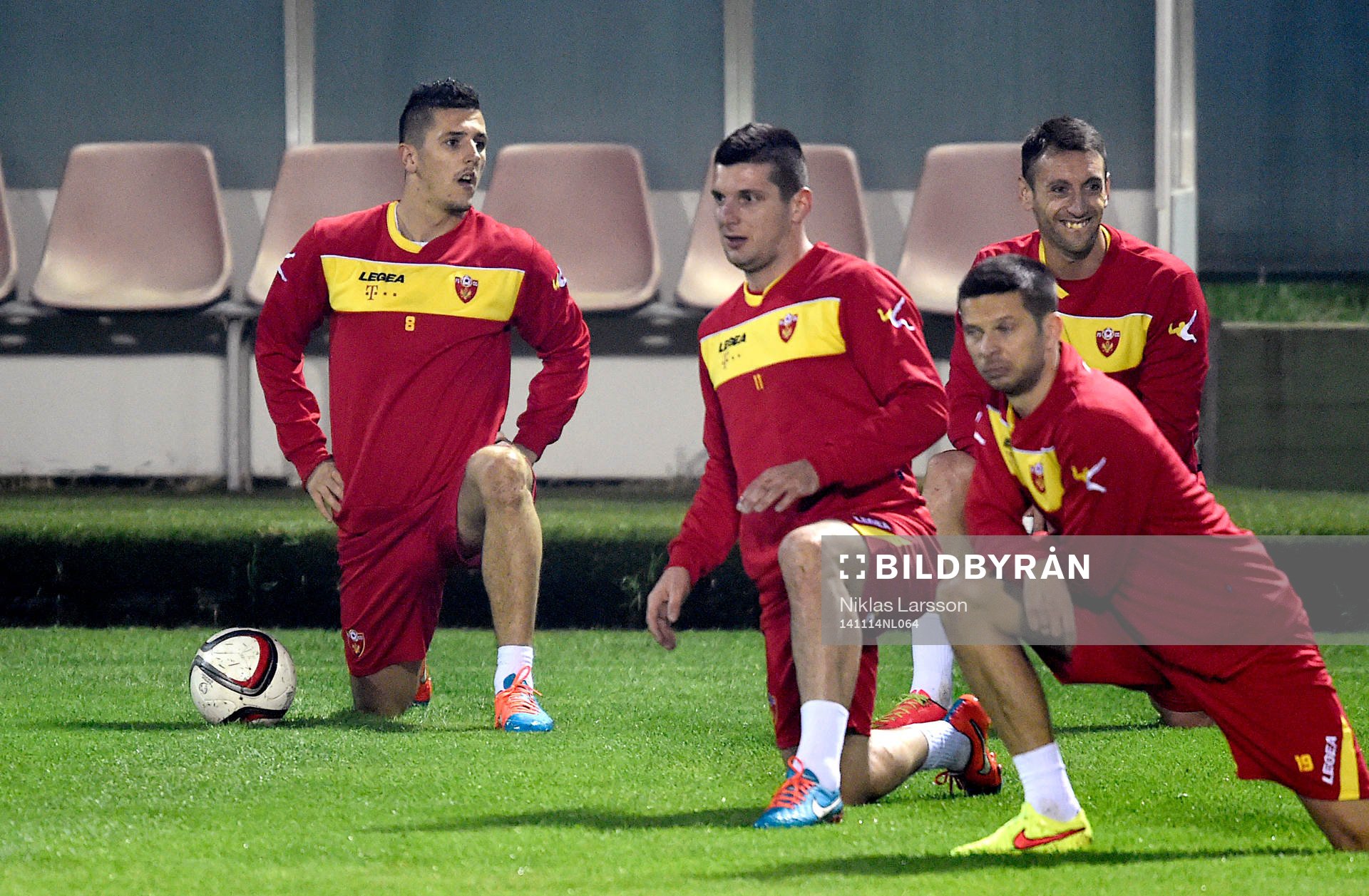 Montenegros Stevan Jovetic (vänster)