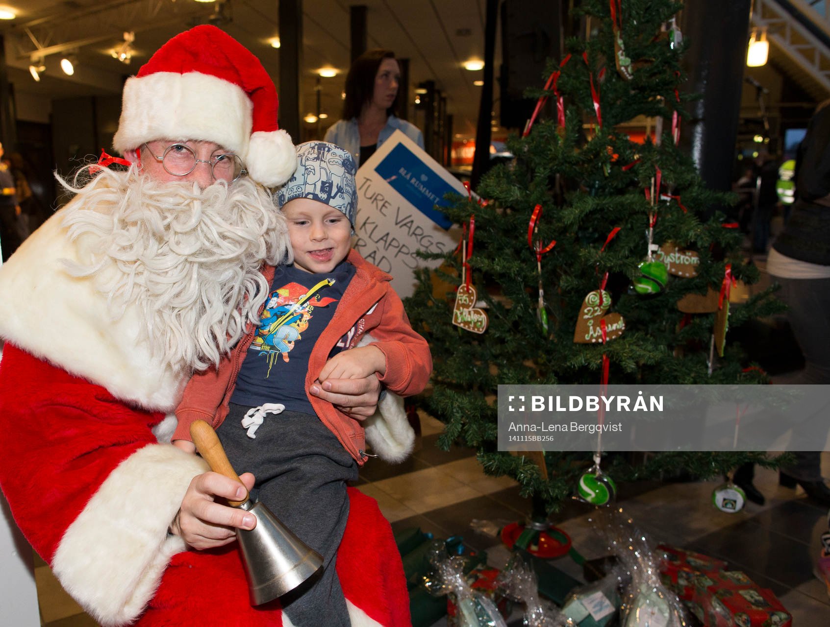 Jultomten tar emot önskelista i foajén förev