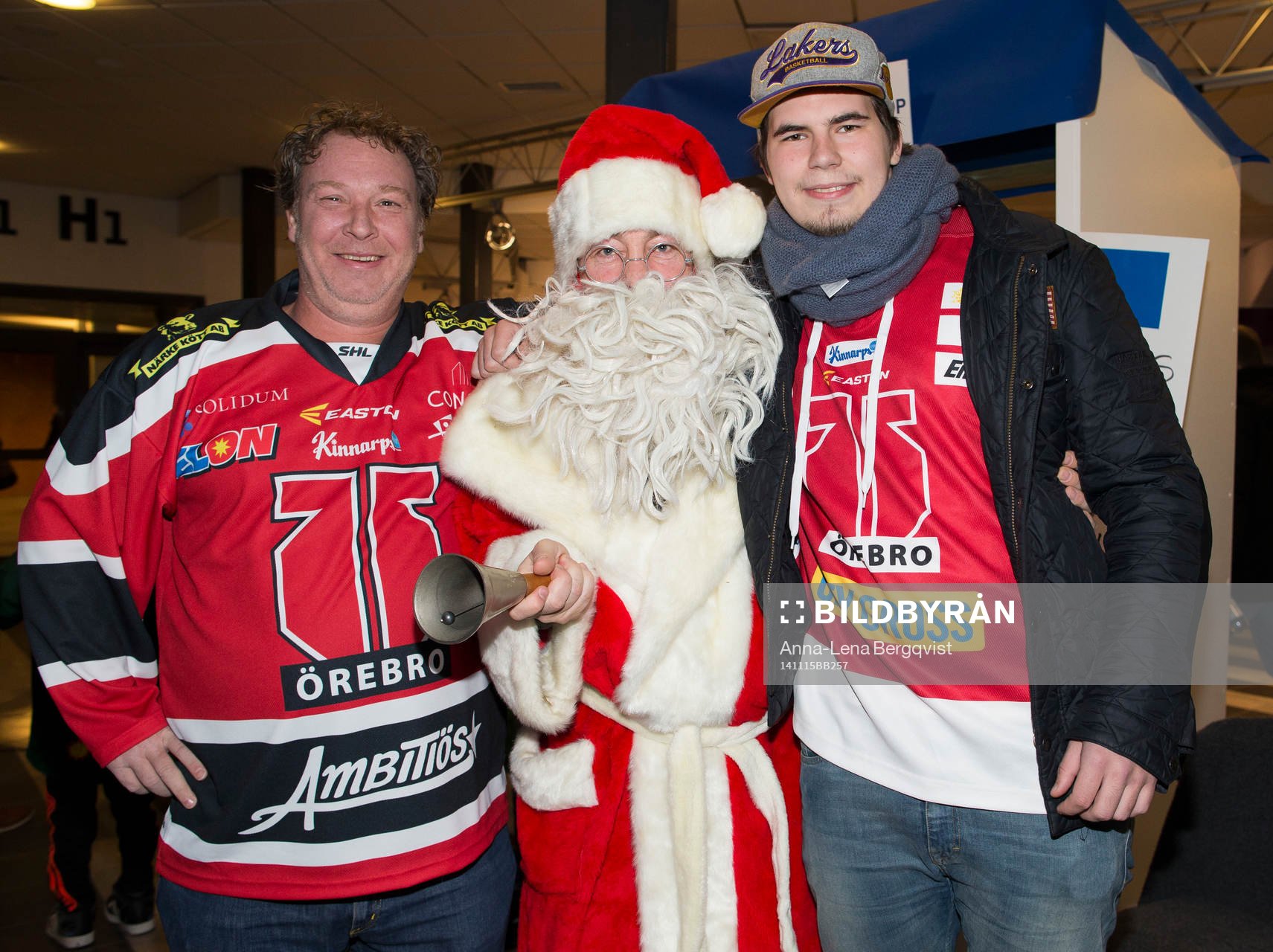 Jultomten med Örebros supporters önskar seger av