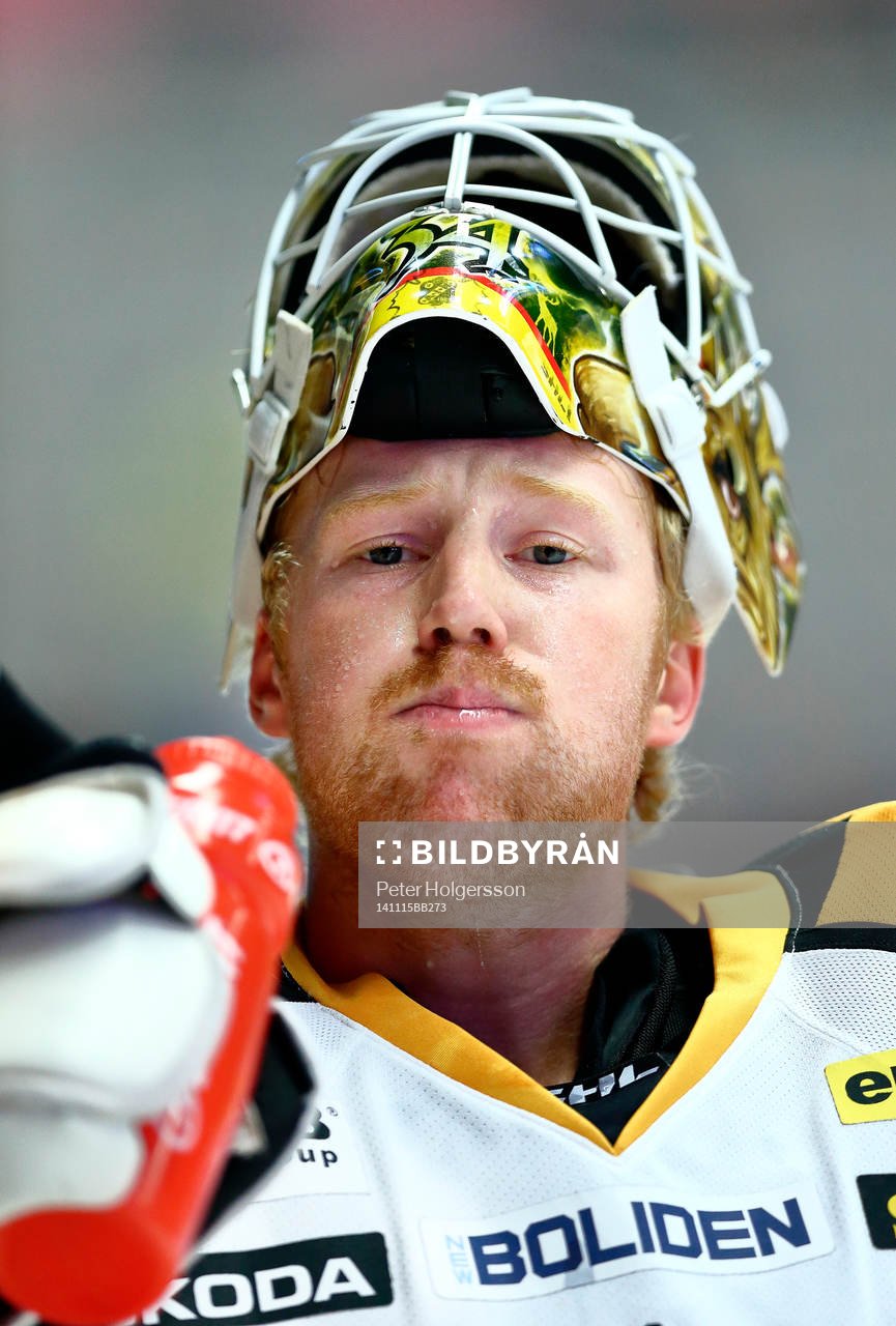 Skellefteås målvakt Erik Hanses dricker