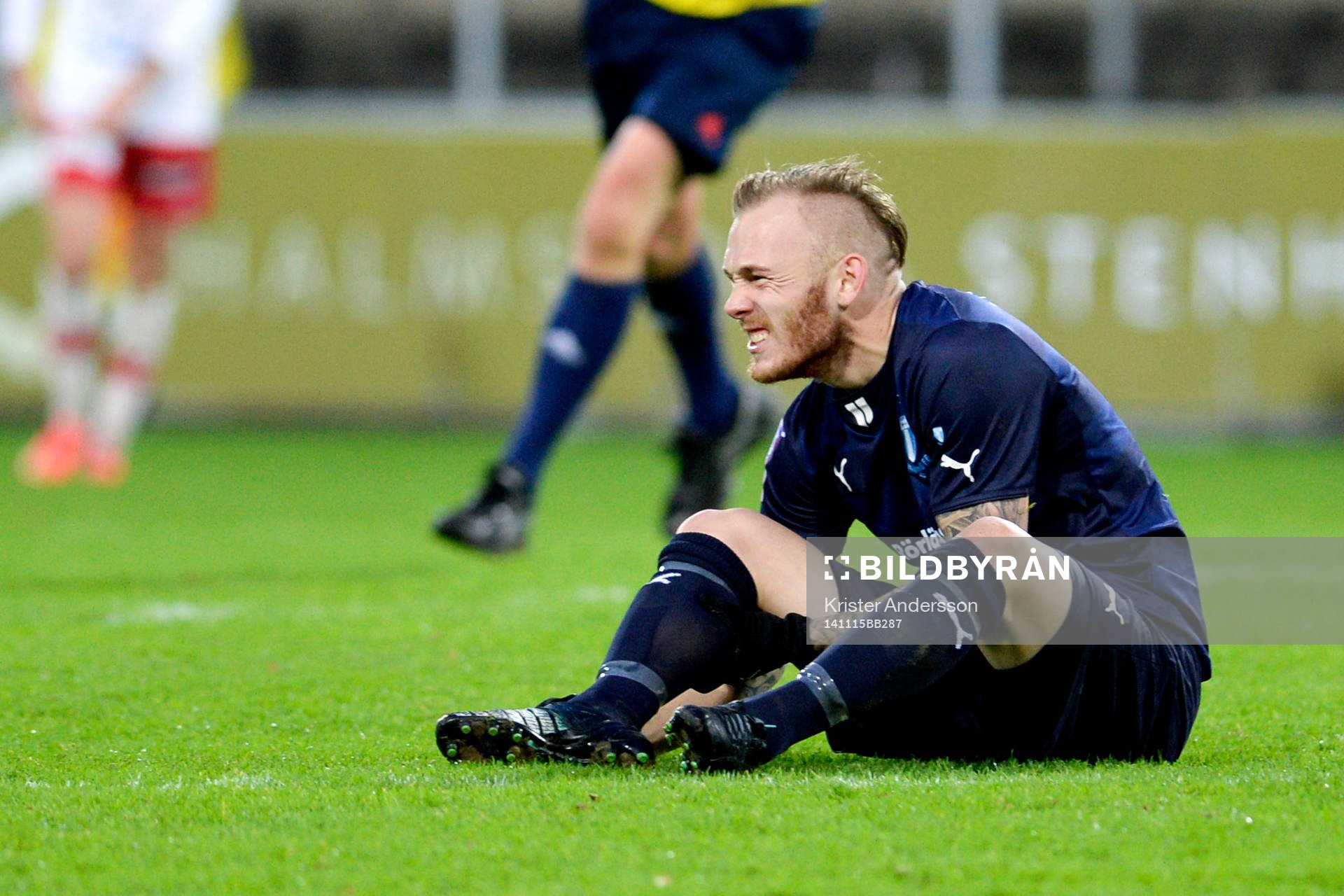 Malmö FFs Magnus Eriksson grinar illa efter att ha fått en smäll under fotbollsmatchen i Svenska cupen mellan Halmia och Malmö den 15 november 2014 i Halmstad.