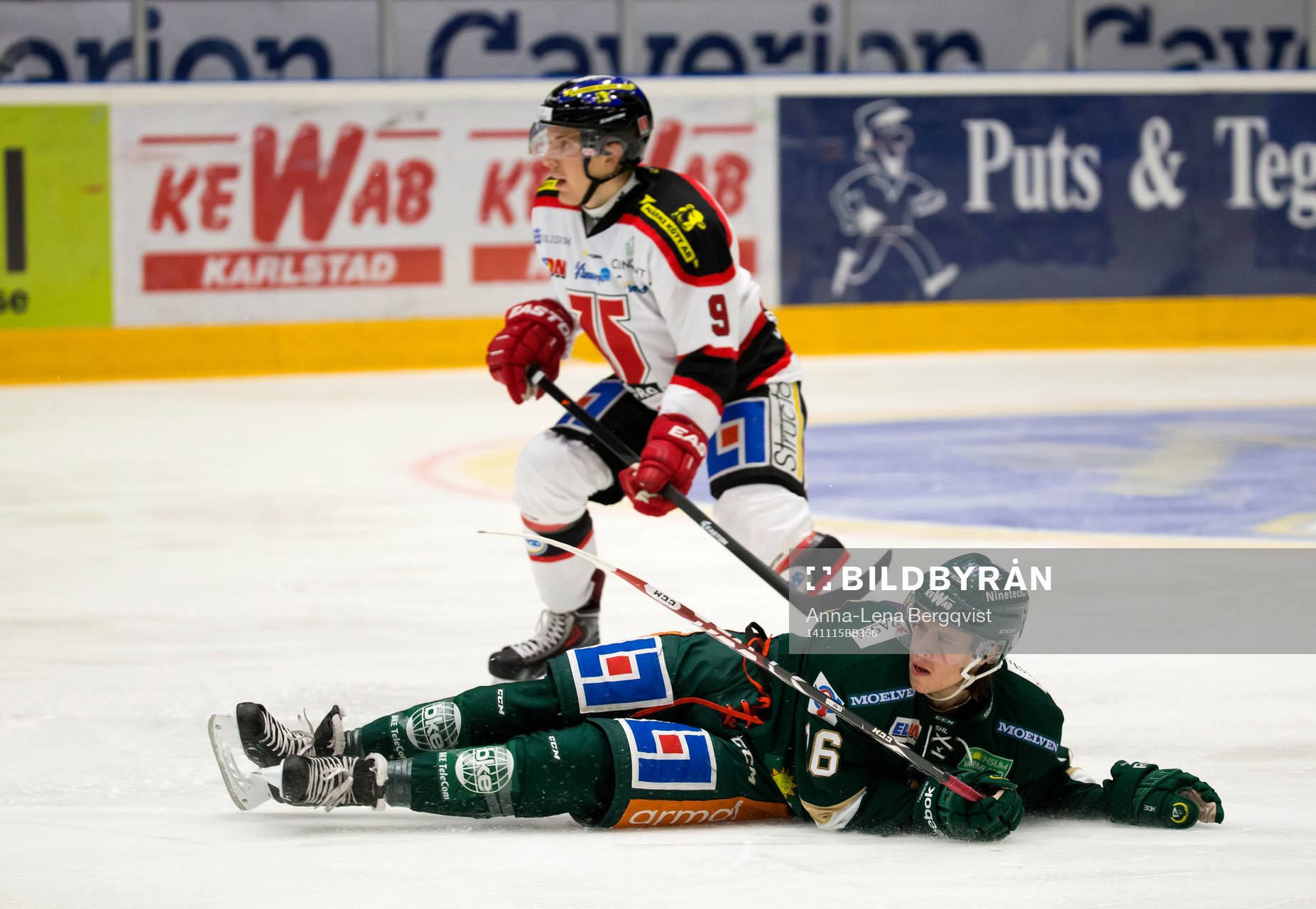Färjestads Joakim Nygård ligger på isen med Örebros