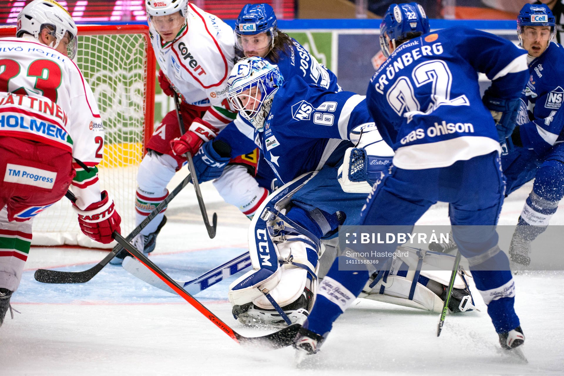 Leksands målvakt Oscar Alsenfelt har problem framför mål