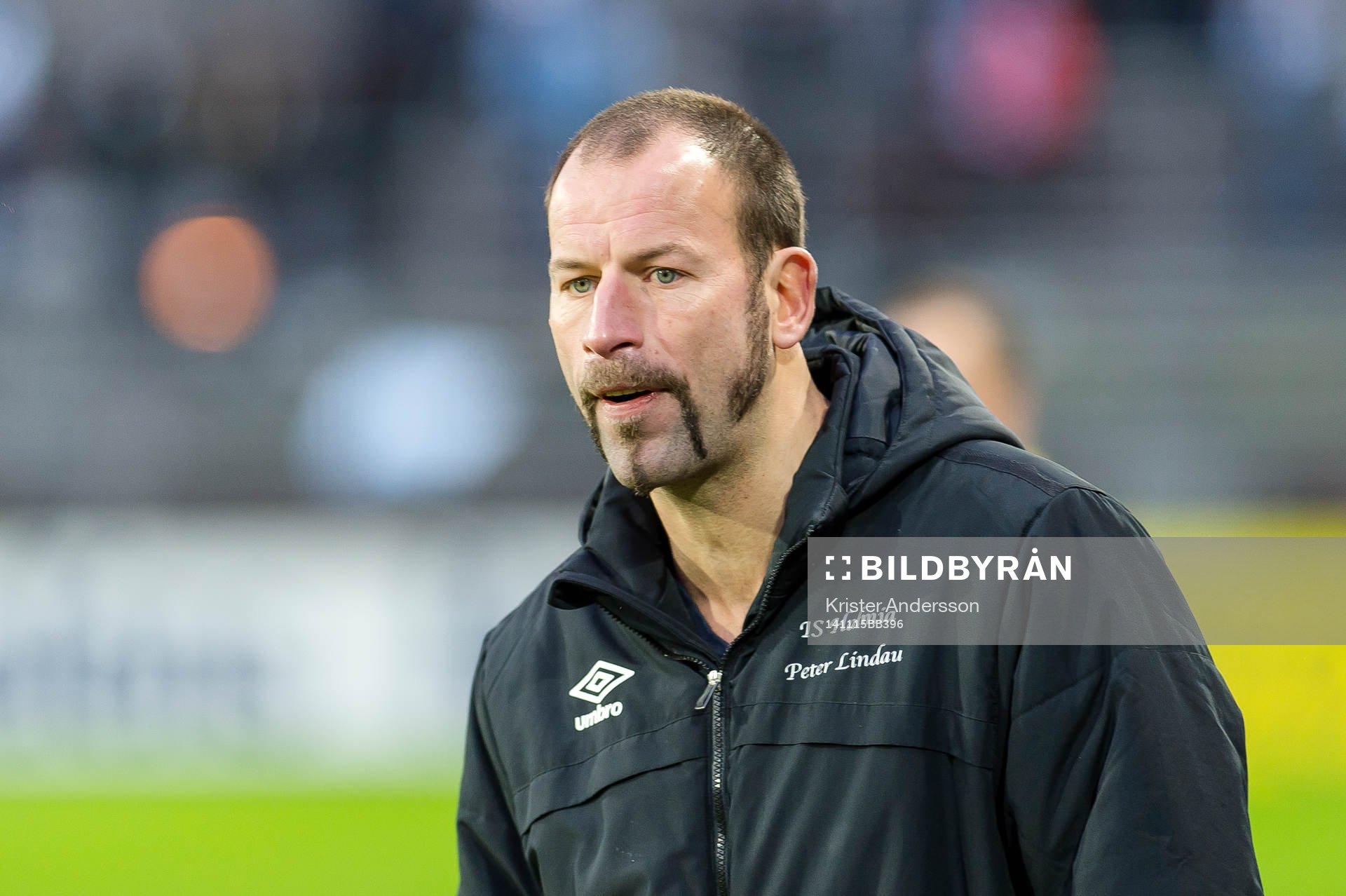 Halmias tränare Peter Lindau under fotbollsmatchen i Svenska cupen mellan Halmia och Malmö den 15 november 2014 i Halmstad.