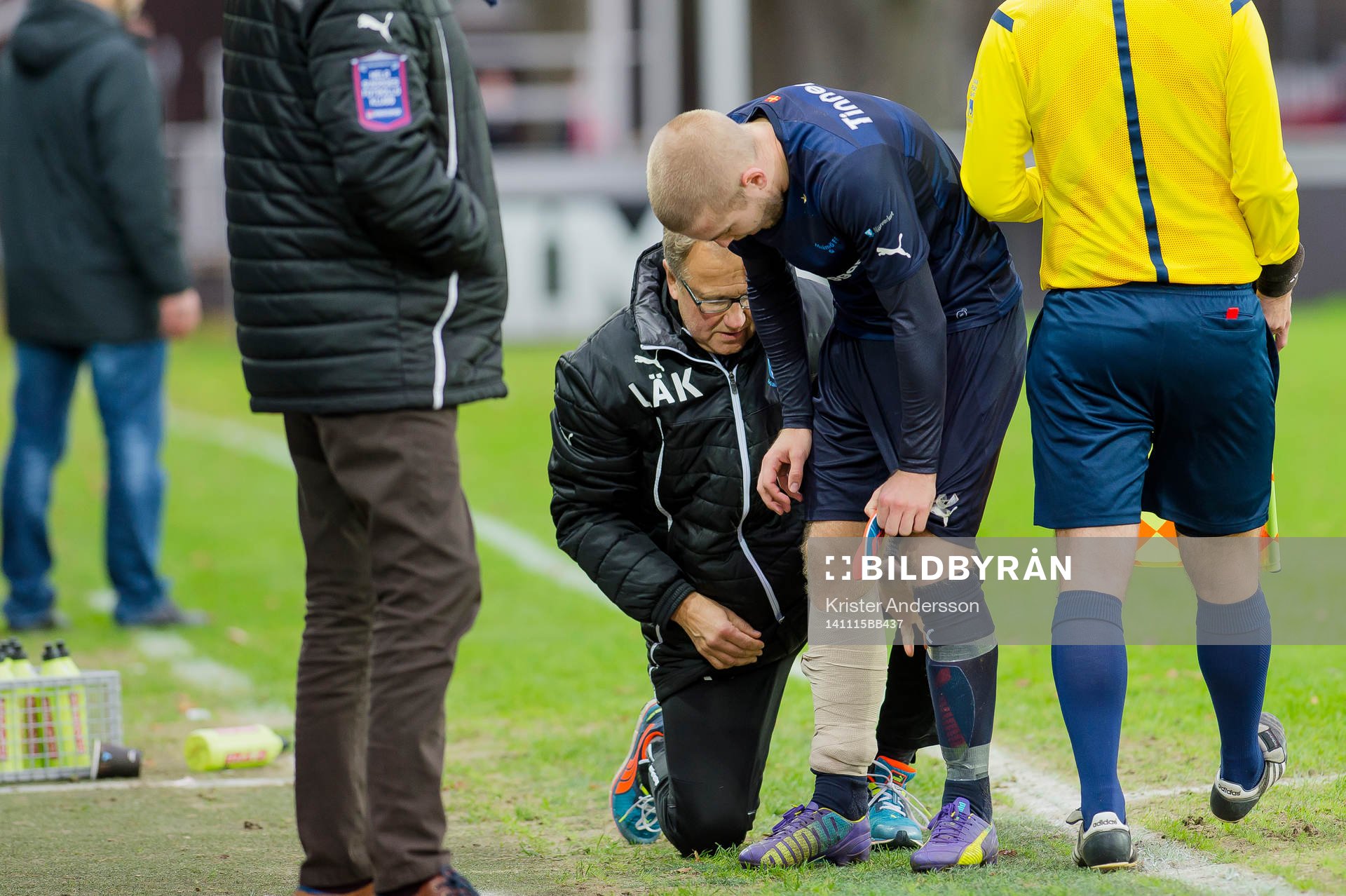 Malmö FFs Anton Tinnerholm tas om hand av läkare under fotbollsmatchen i Svenska cupen mellan Halmia och Malmö den 15 november 2014 i Halmstad.