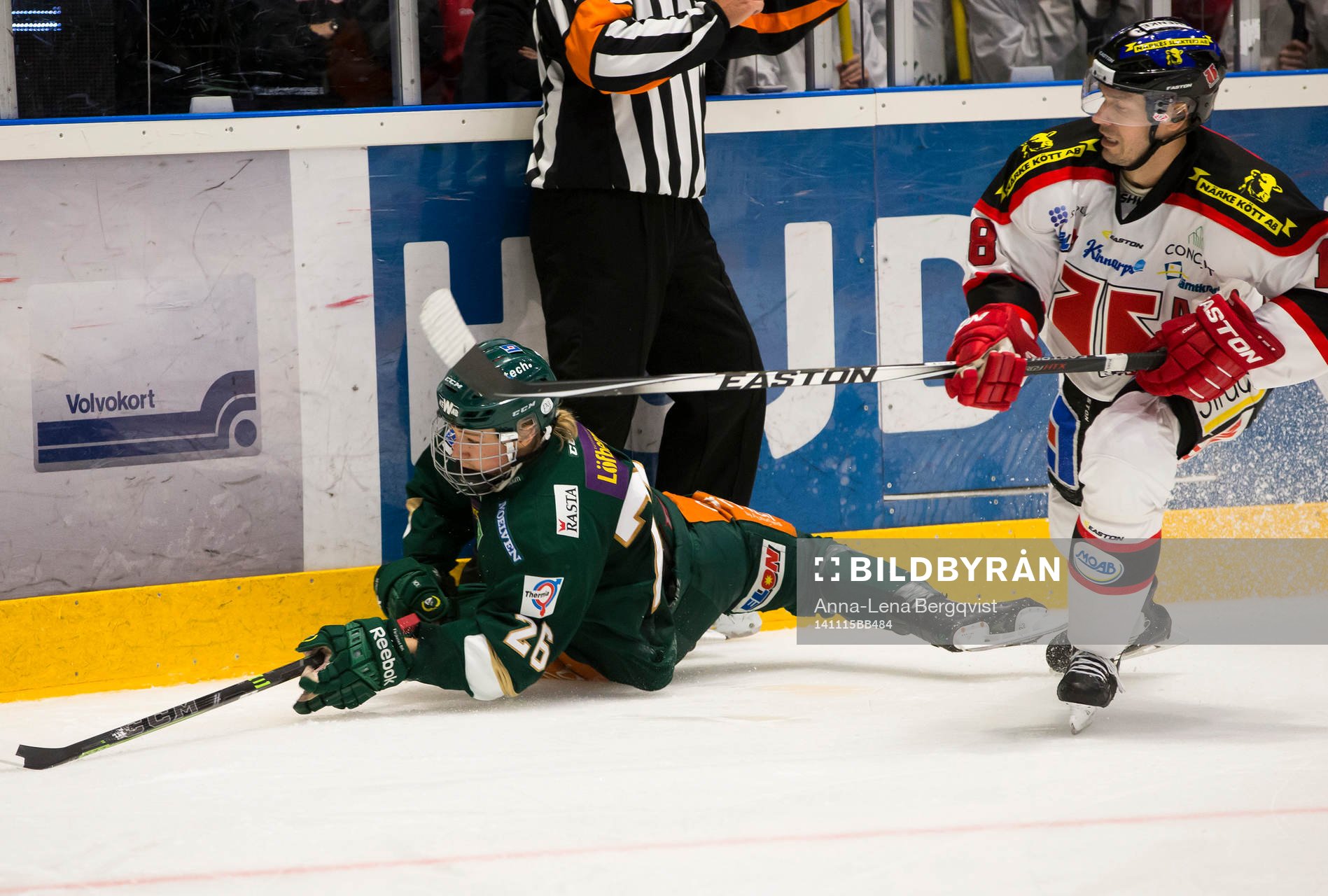 Färjestads Rasmus Asplund försöker att liggandes fånga