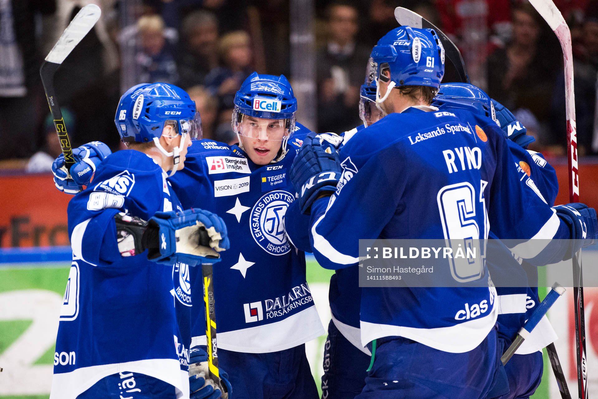 Leksands Tomi Sallinen, i mitten, jublar med lagkamraterna