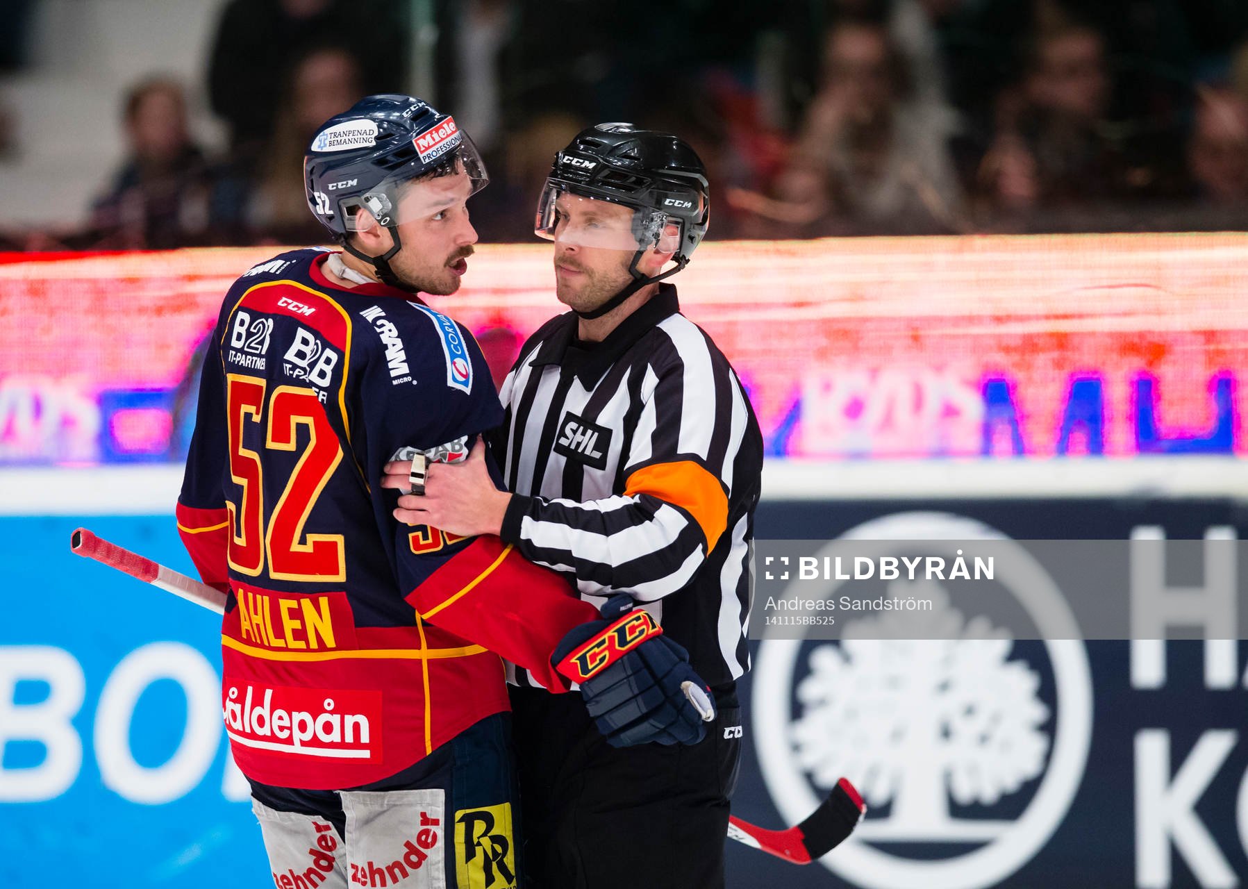 Djurgårdens Mikael Ahlén diskuterar med Domare Marcus