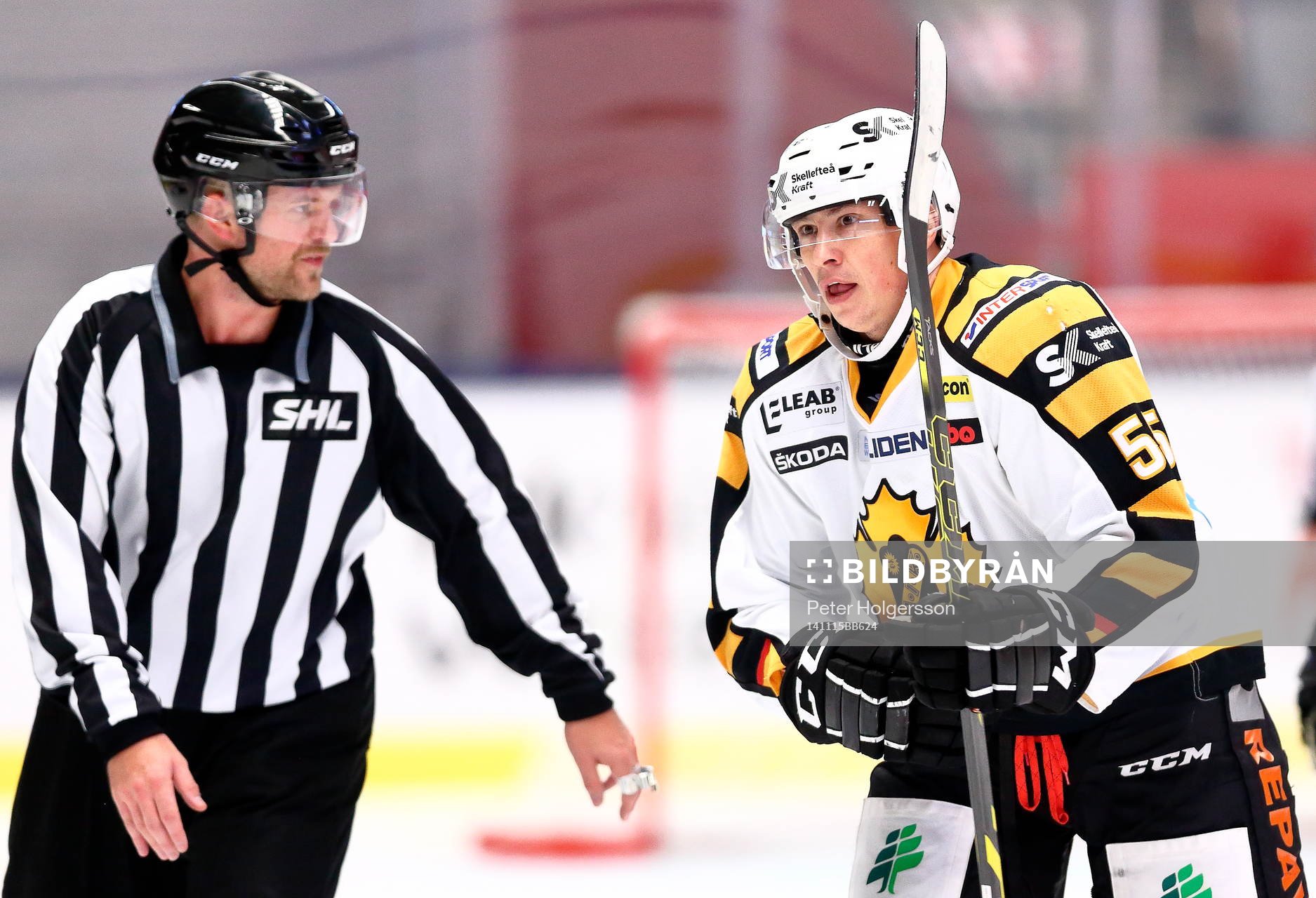 Skellefteås Martin Sevc jublar intill domareefter mål 1-3