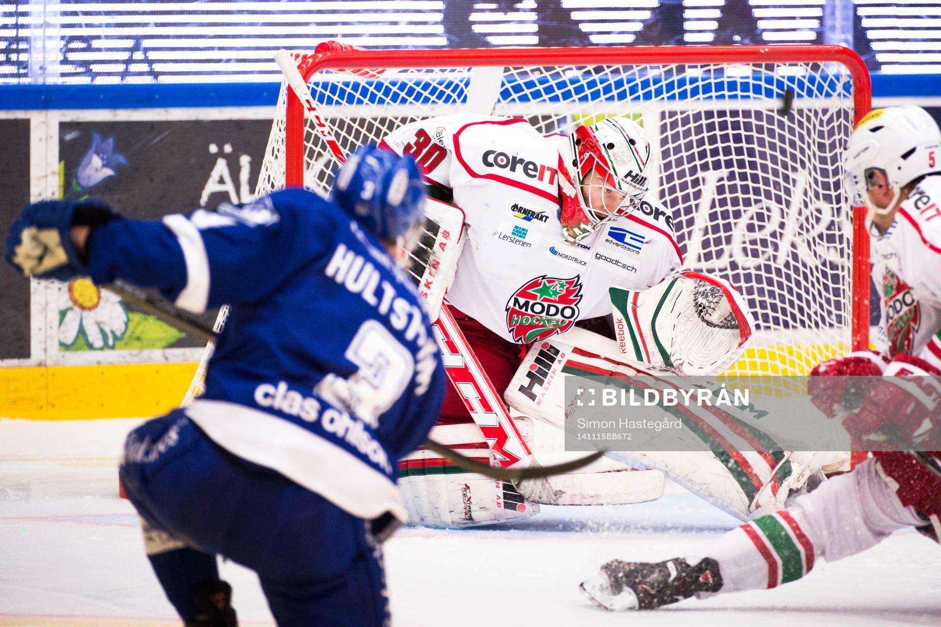 Leksands Linus Hultström lägger skott på mål som Linus