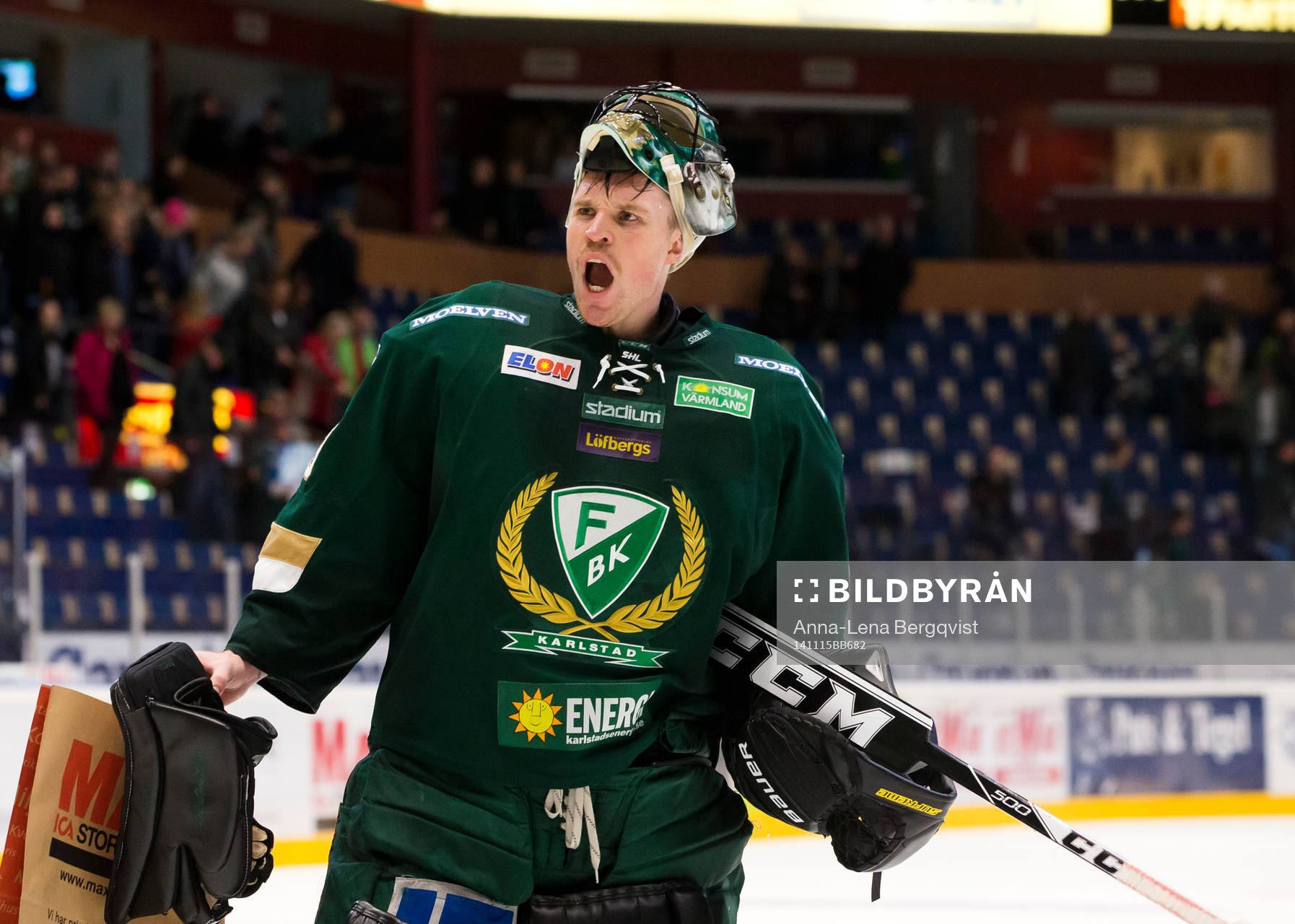 Färjestads målvakt Justin Pogge skriker ut sin glädje