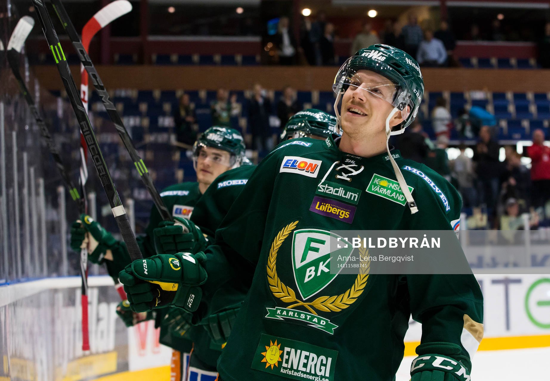 Färjestads Joakim Hillding tackar supportrarna på