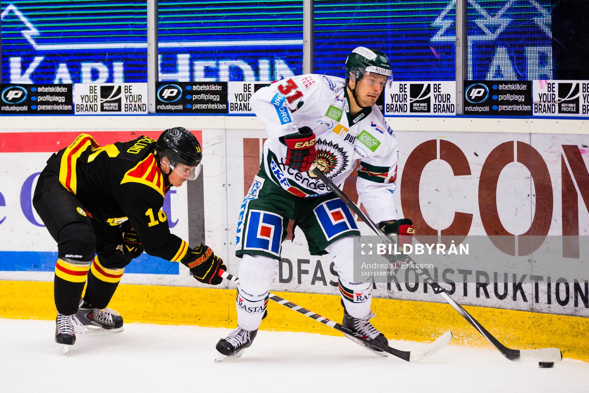 Brynäs Oscar Eklund sicker in klubban mellan benen på
