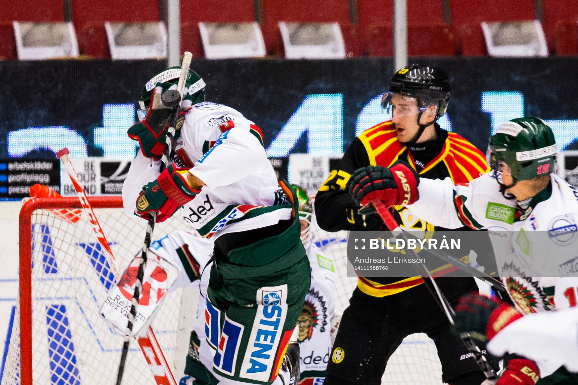 Frölundas Christian Bäckman blockerar pucken med handsken