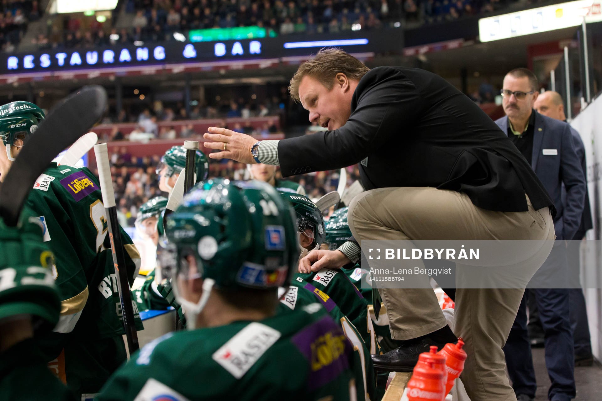 Färjestads ass.tränare Leif Carlsson coachar medan