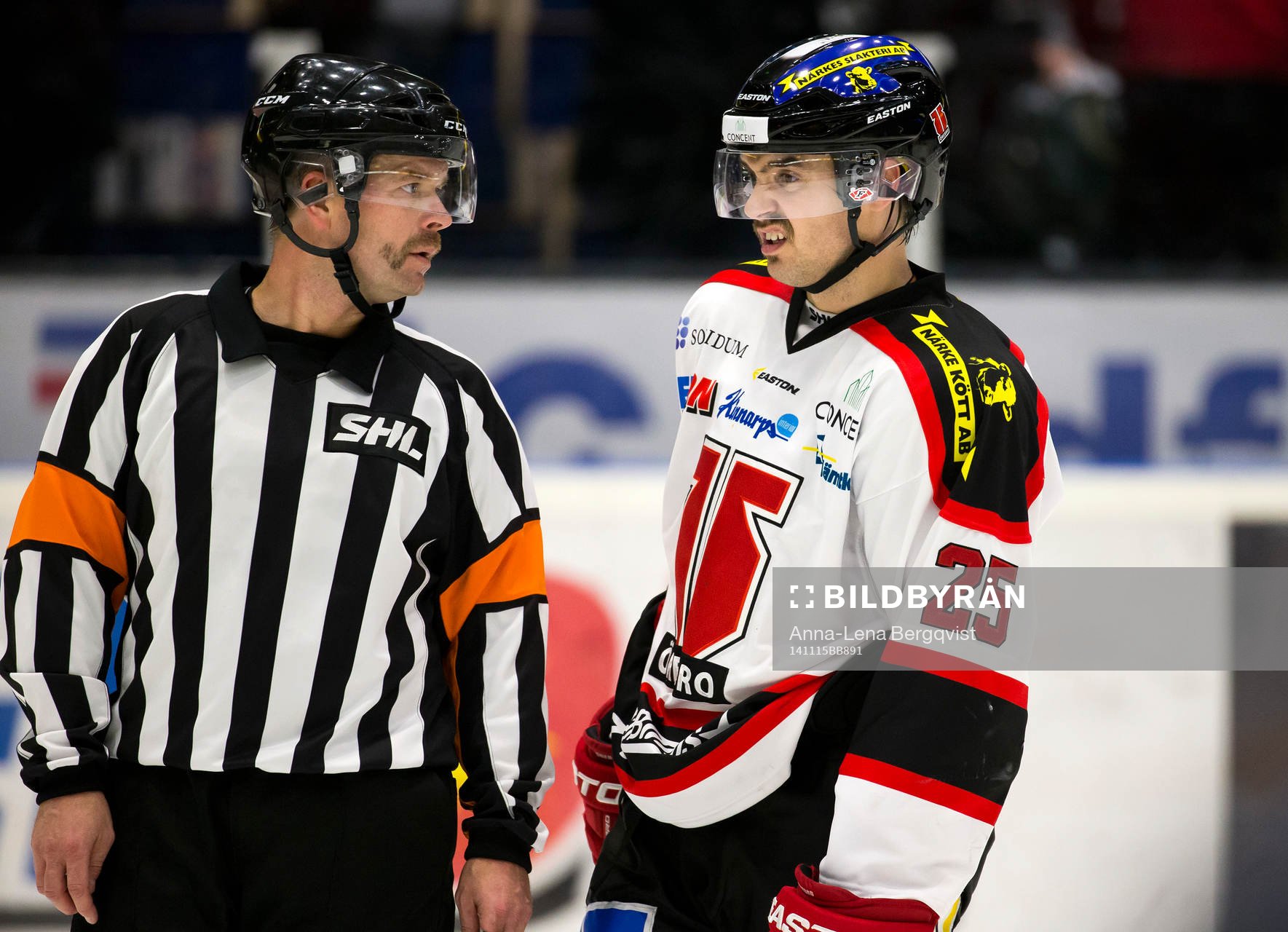 Domare Patrik Sjöberg samtalar med Örebros Martin