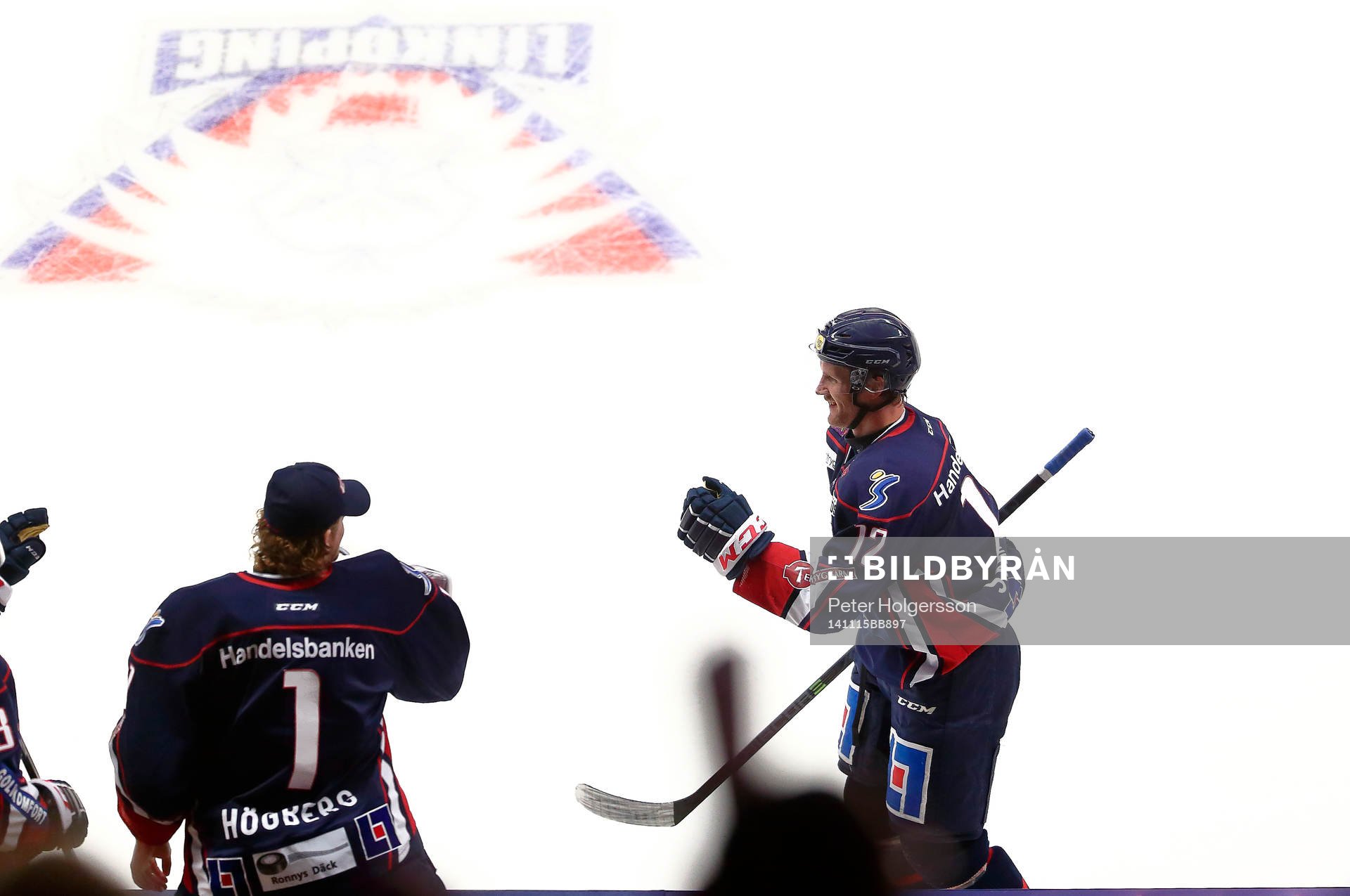 Linköpings Sebastian Karlsson jublar förbi båset