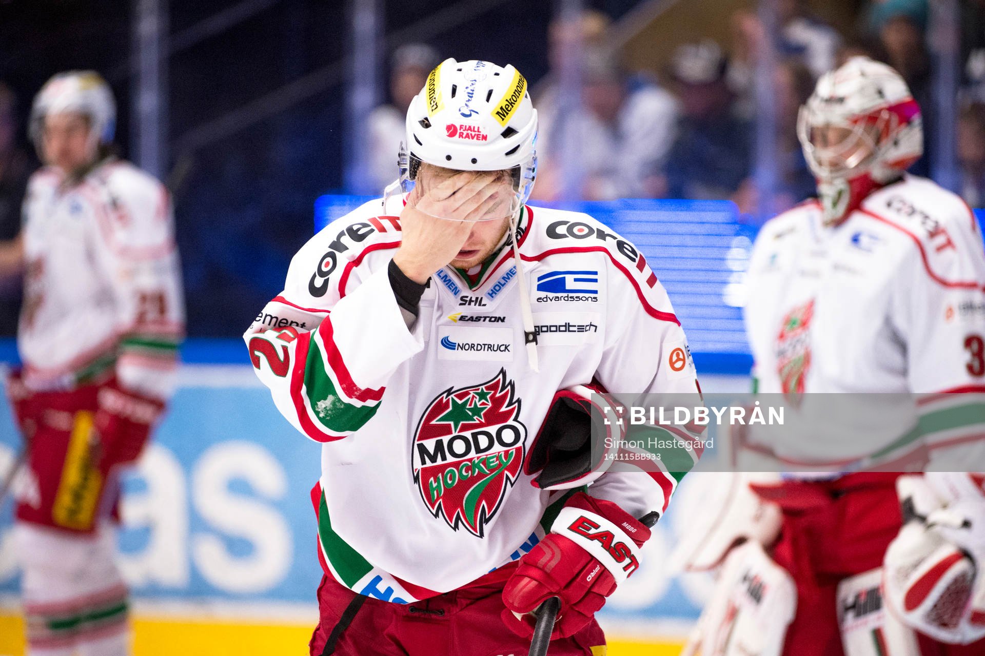 Modos Joonas Nättinen tar sig om ansiktet
