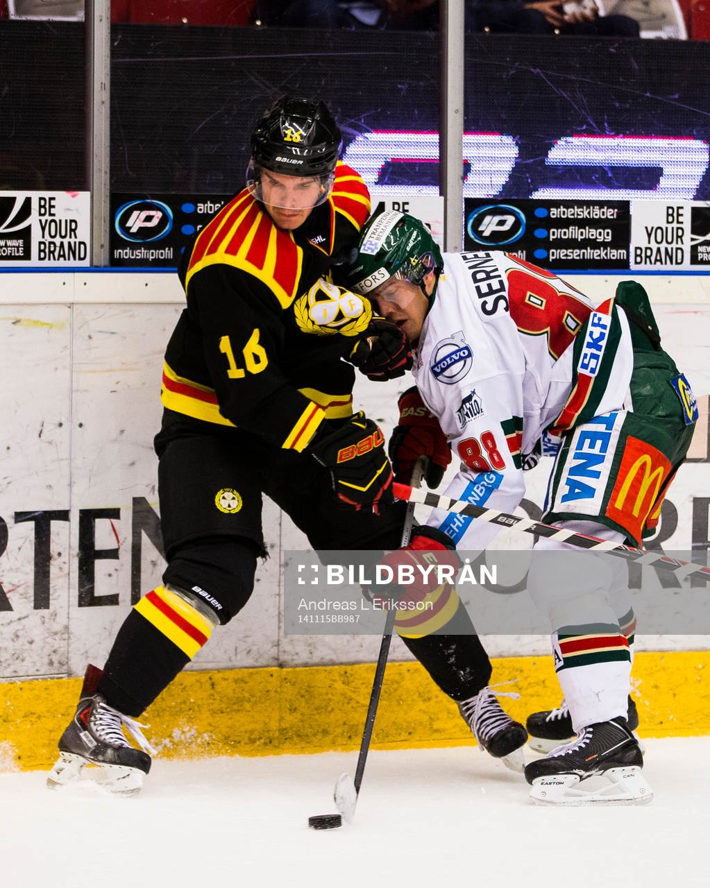 Brynäs Oscar Eklund i kamp om pucken med Frölundas