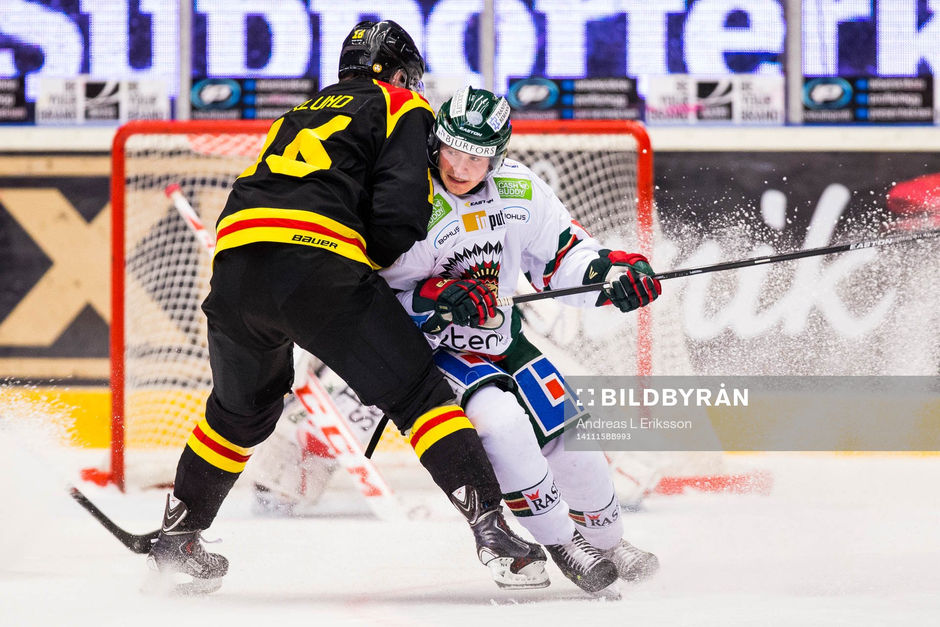 Brynäs Oscar Eklund tacklas av Frölundas Artturi Lehkonen