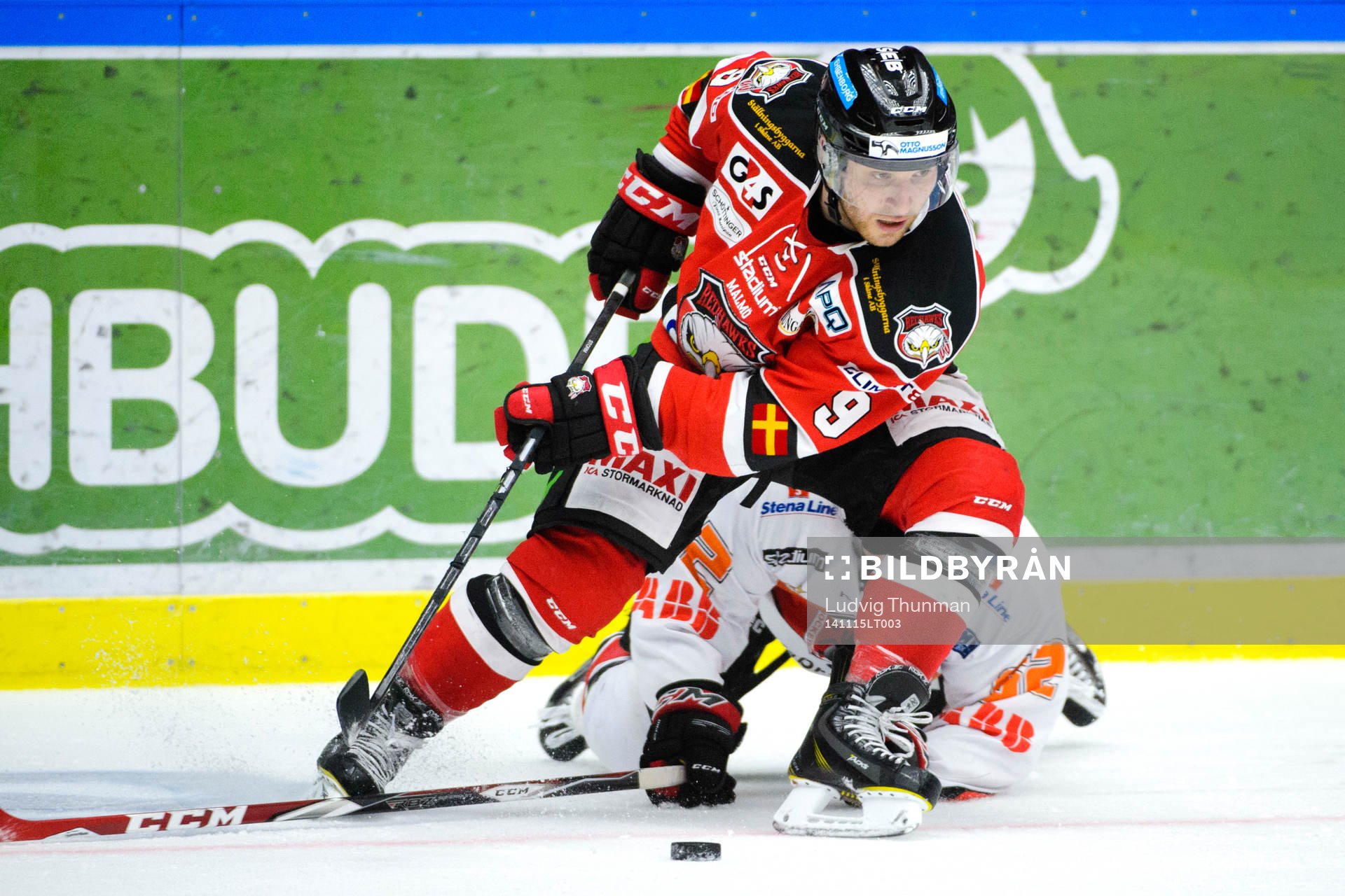 Malmö Redhawks Frederik Storm vinner en kamp om pucken med