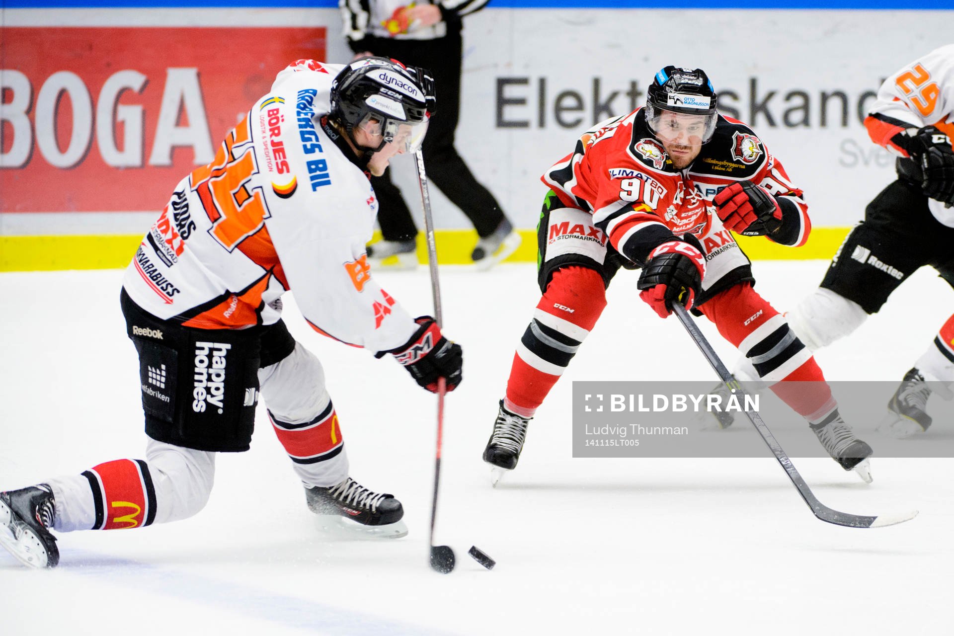 Karlskronas Jonathan Pudas skjuter mot täckande Malmö