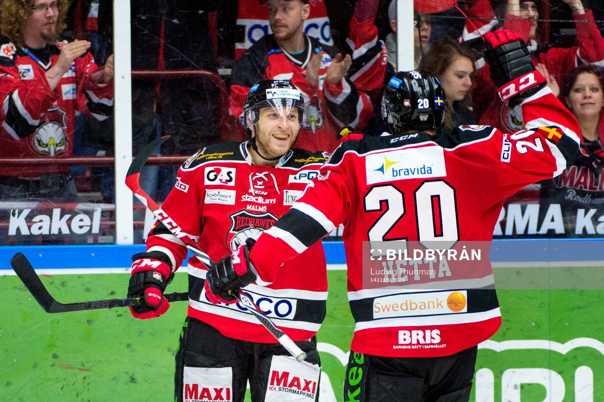 Malmö Redhawks Frederik Storm (tv) firas av Henrik Hetta
