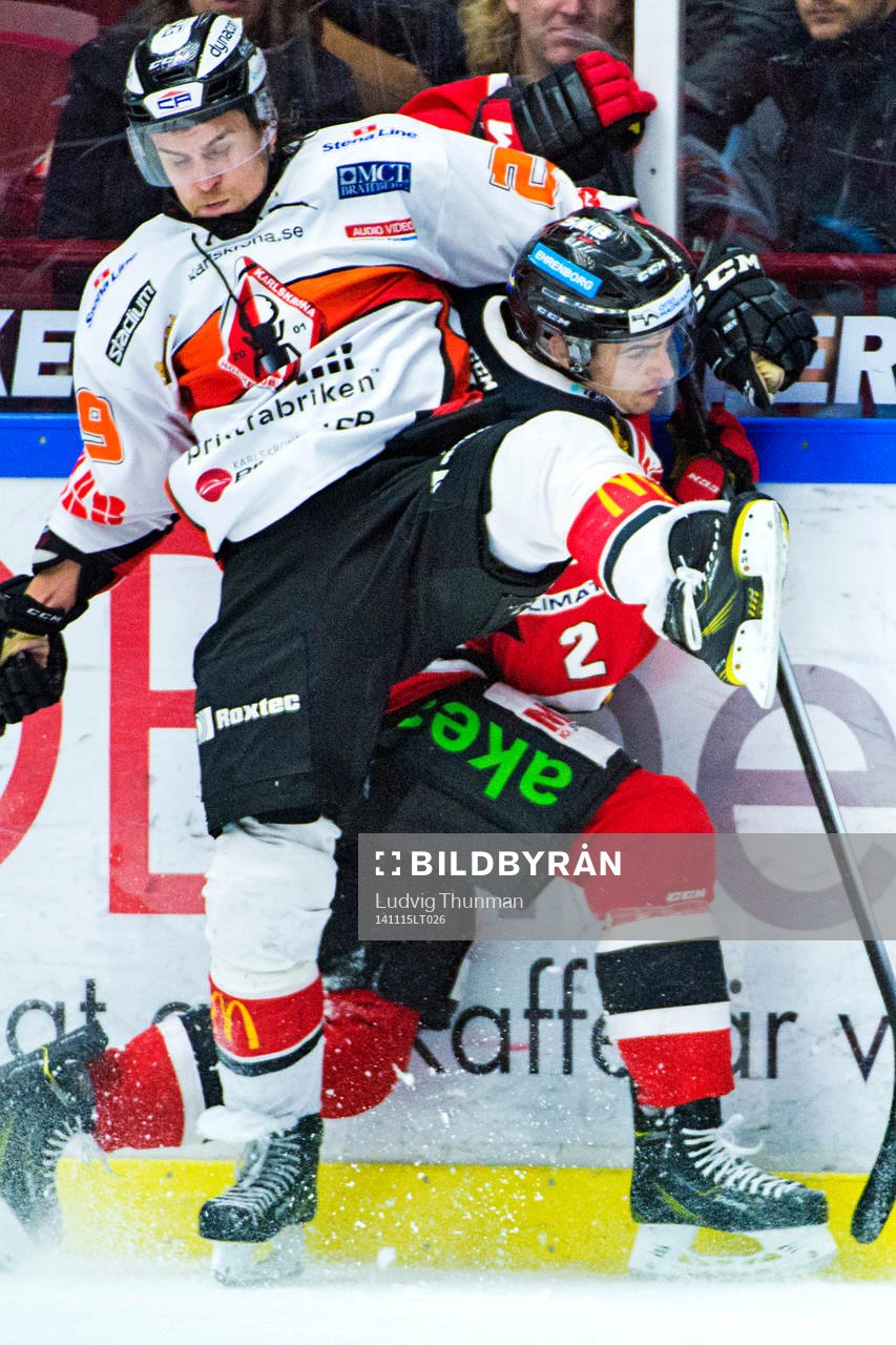 Malmö Redhawks Nils Andersson tacklas av Karlskronas