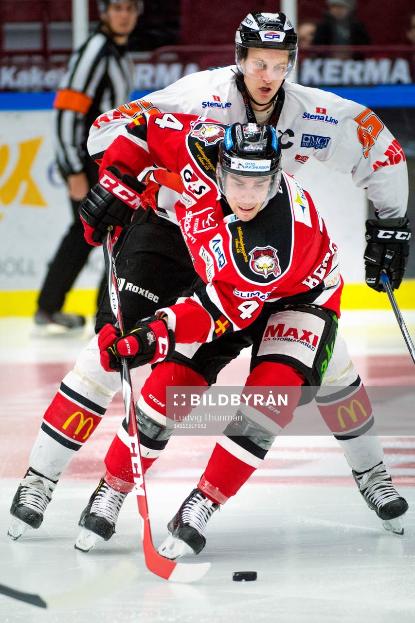 Malmö Redhawks Nils Bergström jagas av Karlskronas Tom