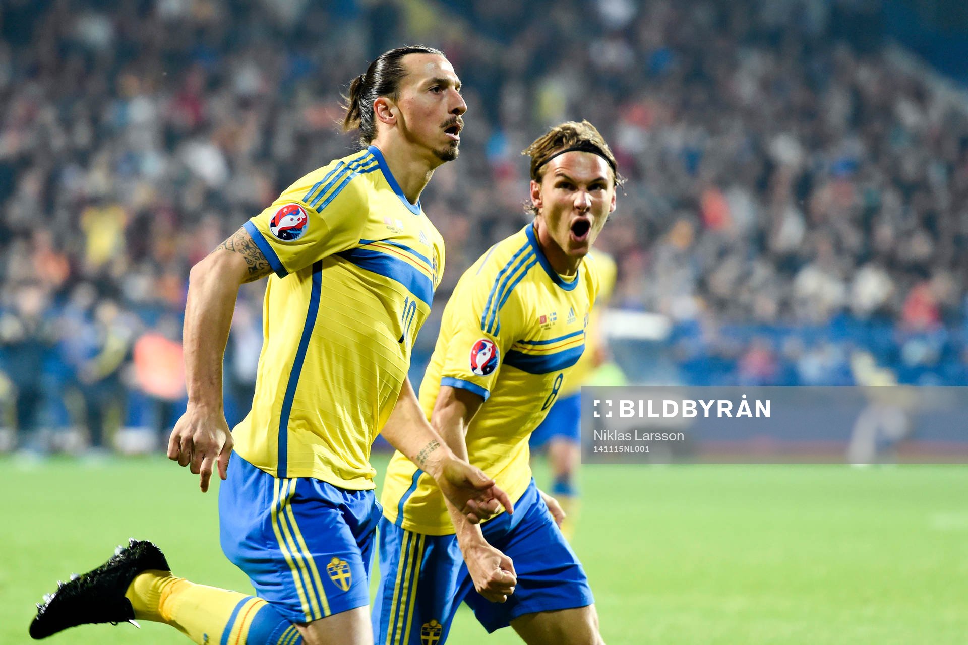 Sveriges Zlatan Ibrahimovic och Albin Ekdal  jublar