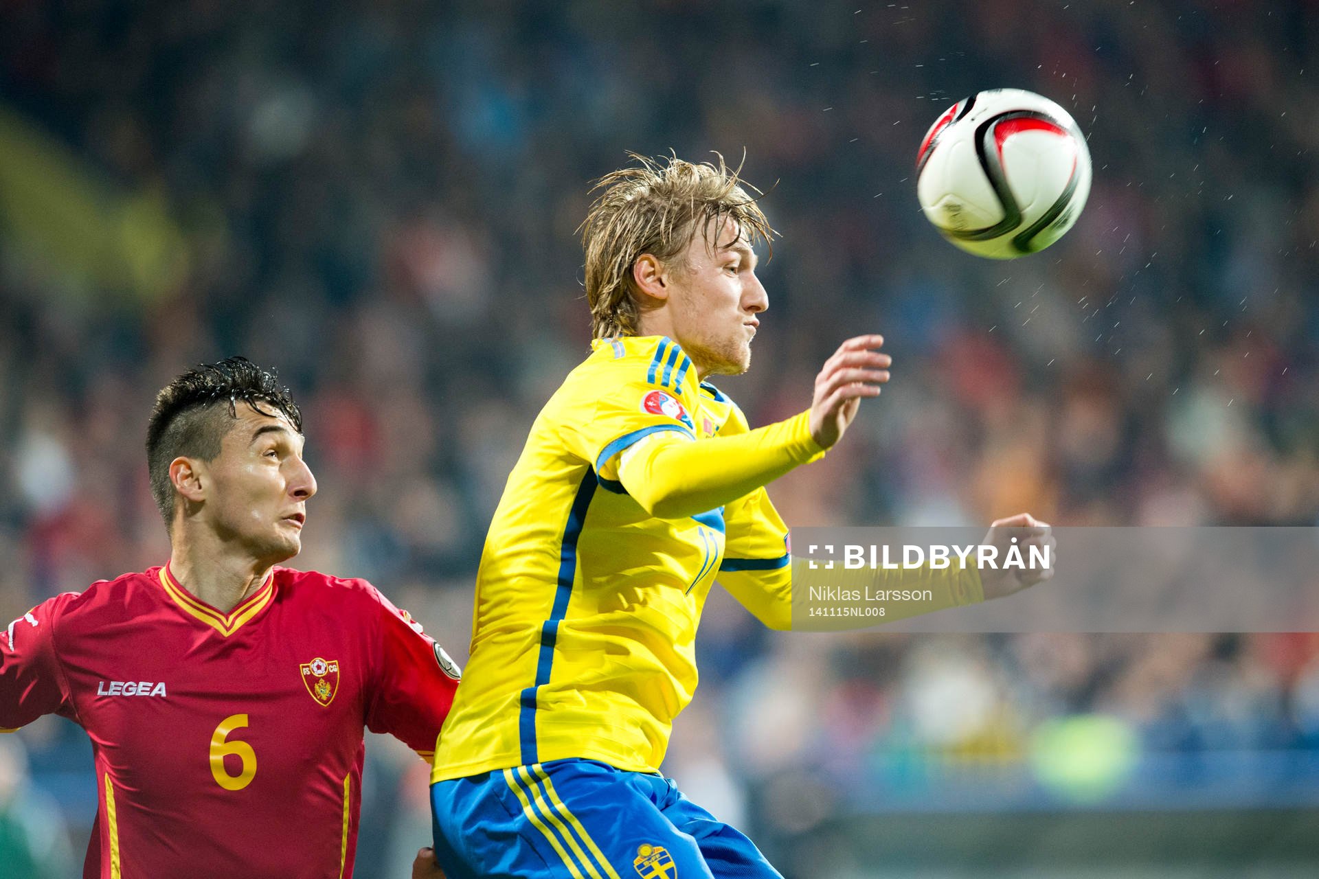 Montenegros Zarko Tomasevic och Sveriges Emil Forsberg under EM-kvalmatchen i fotboll mellan Montenegro och Sverige den 15 november 2014 i Podgorica, Montenegro.