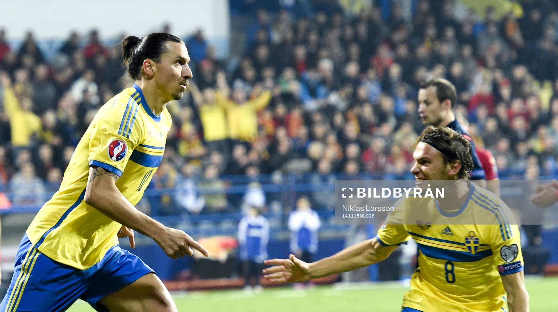 Sveriges Zlatan Ibrahimovic och Albin Ekdal jublar