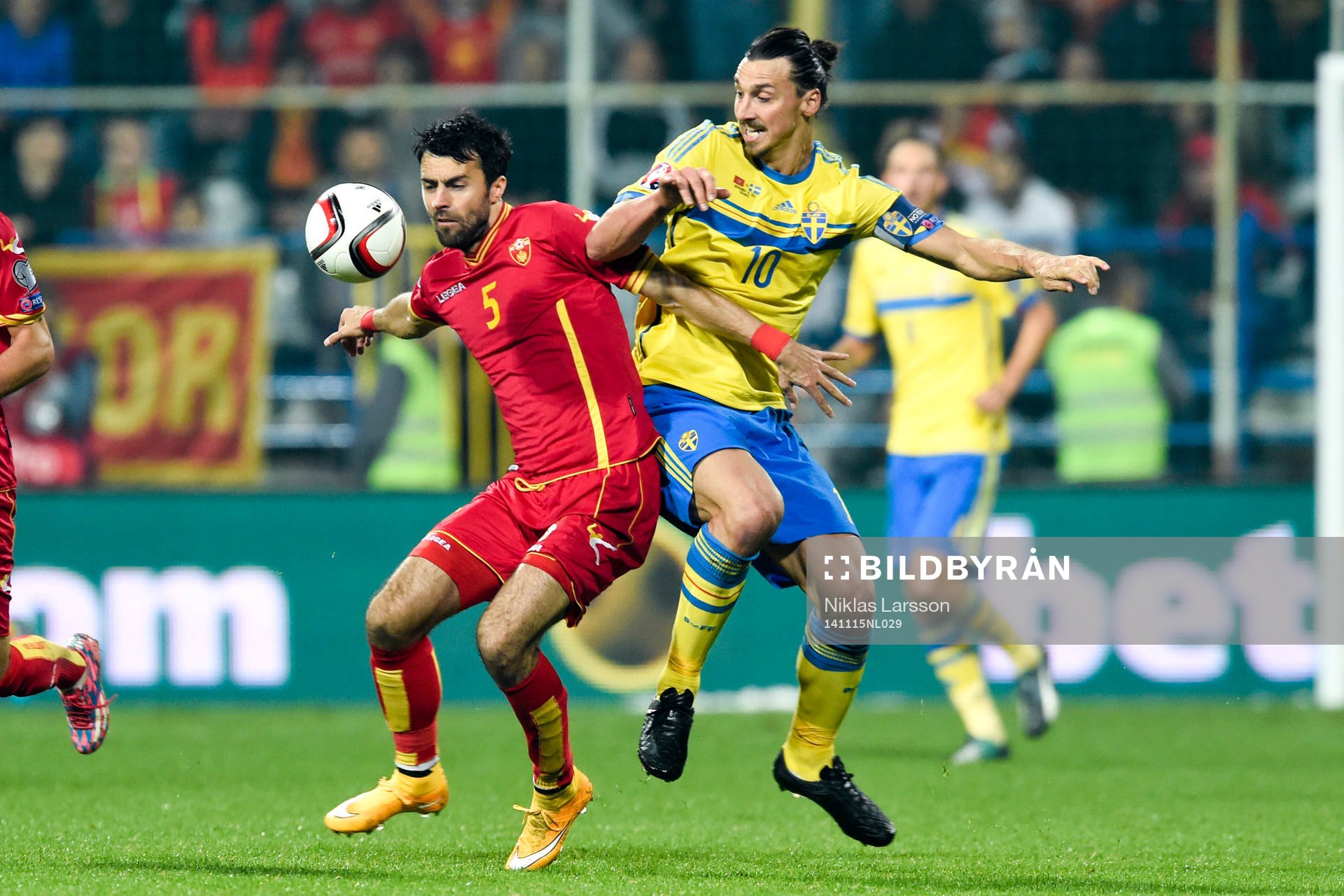 Montenegros Marko Basa och Sveriges Zlatan Ibrahimovic